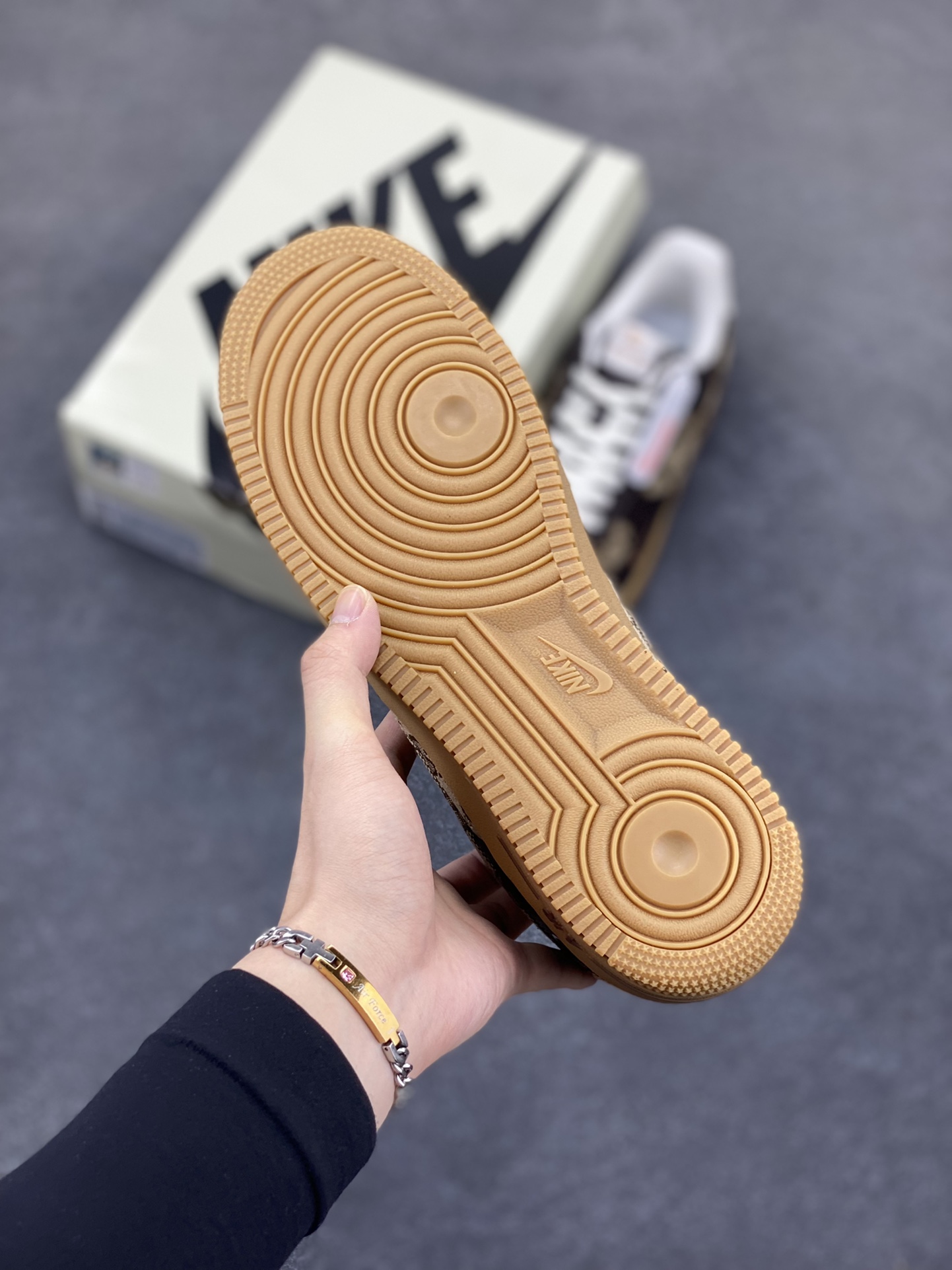图片[5]-NIke Air Force 1 \’07 Low 古驰联名-咖啡棕生胶 空军一号低帮 运动鞋 休闲鞋 折边针车 工艺难度大 原楦头原纸板 原装鞋盒 定制五金配件 内置全掌气垫 原厂鞋底 货号：LW9279-004 尺码：36 36.5 37.5 38 38.5 39 40 40.5 41 42 42.5 43 44 44.5 45-选品中心