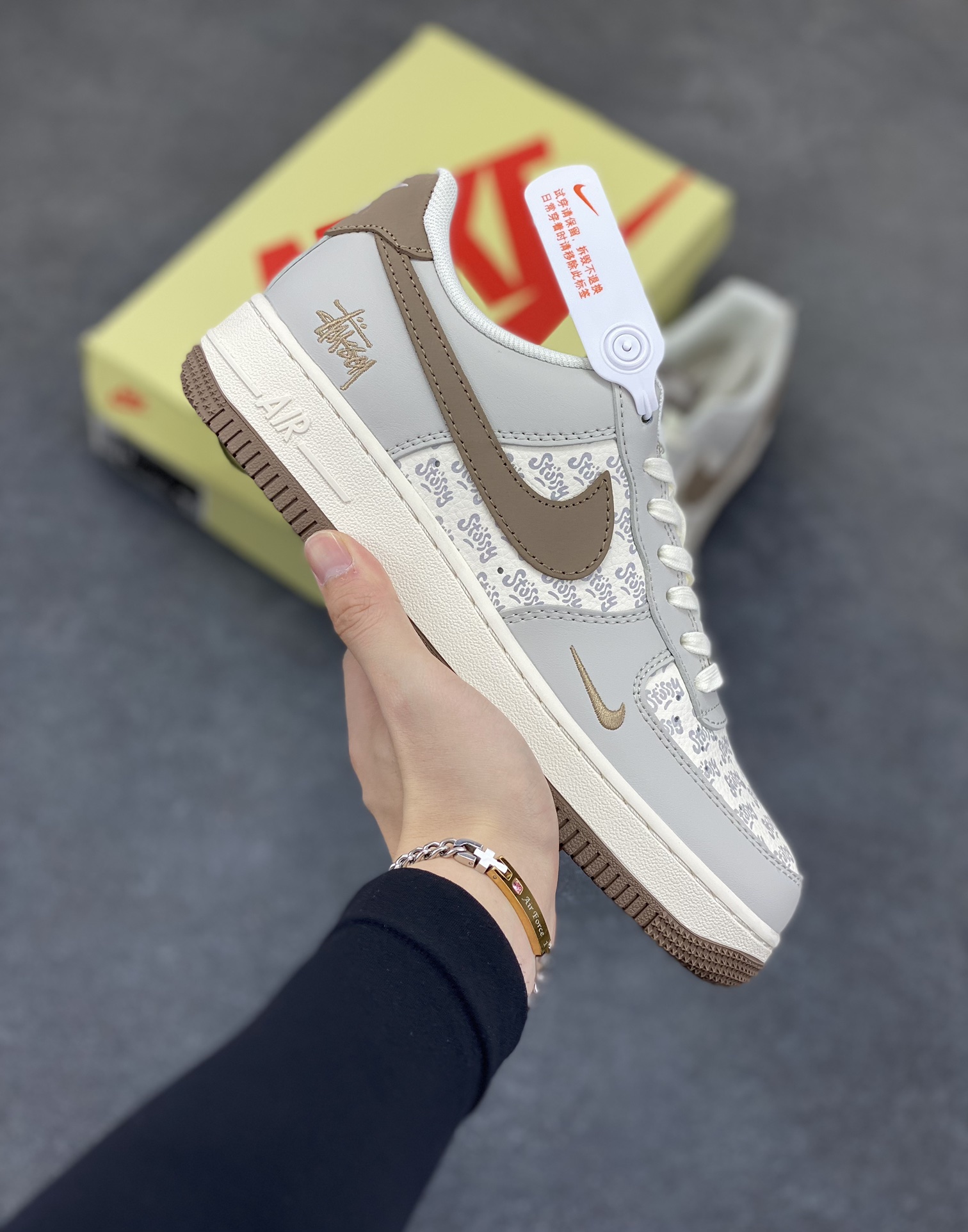NIke Air Force 1 \’07 Low “斯图西联名——印花棕勾”空军一号 低帮 运动鞋 休闲鞋 折边针车 工艺难度大 原楦头原纸板 原装鞋盒 定制五金配件 内置全掌气垫 原厂鞋底 货号:ZH2598-320 尺码:36 36.5 37.5 38 38.5 39 40 40.5 41 42 42.5 43 44 44.5 45-选品中心