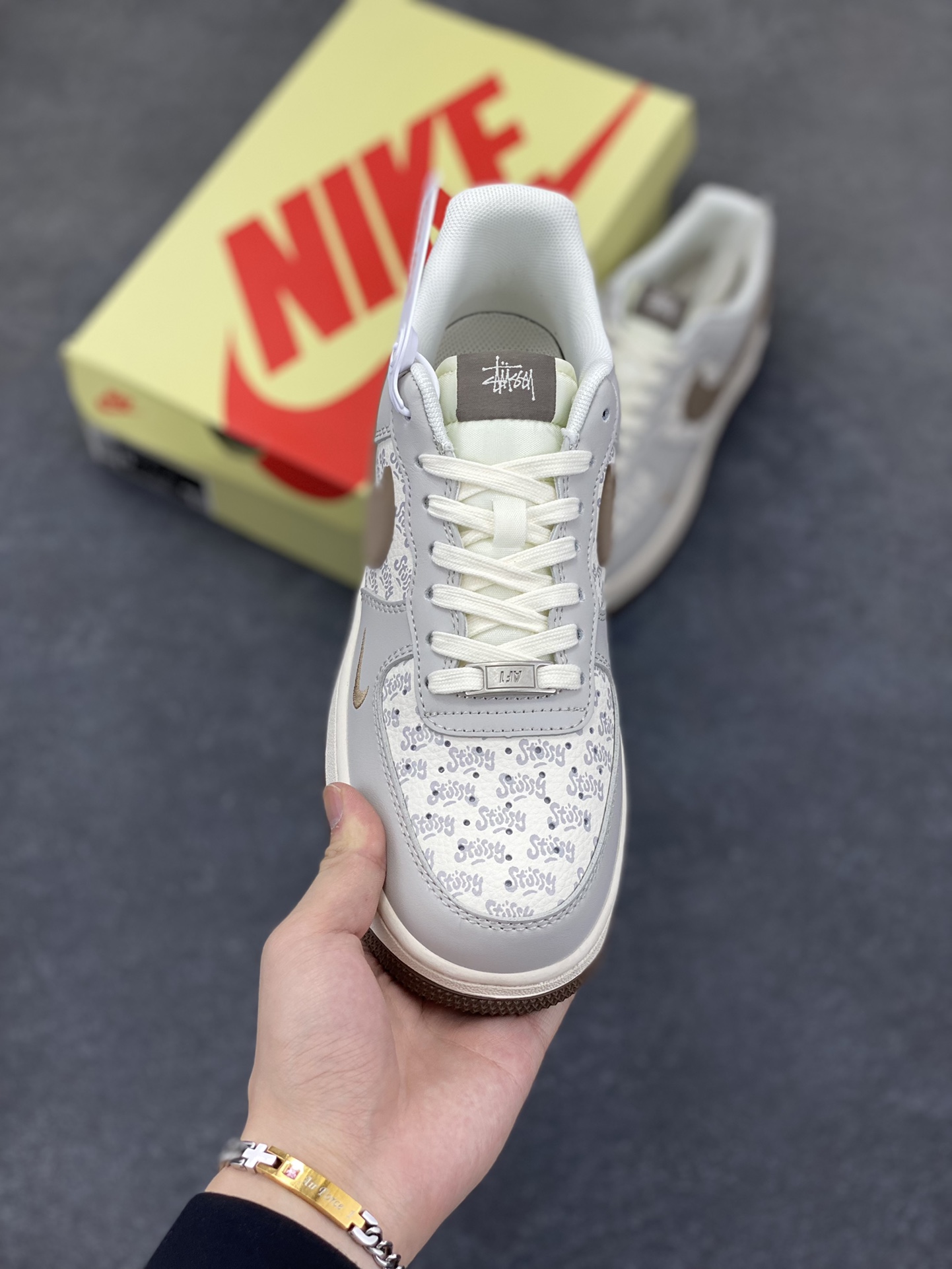 图片[2]-NIke Air Force 1 \’07 Low “斯图西联名——印花棕勾”空军一号 低帮 运动鞋 休闲鞋 折边针车 工艺难度大 原楦头原纸板 原装鞋盒 定制五金配件 内置全掌气垫 原厂鞋底 货号：ZH2598-320 尺码：36 36.5 37.5 38 38.5 39 40 40.5 41 42 42.5 43 44 44.5 45-选品中心