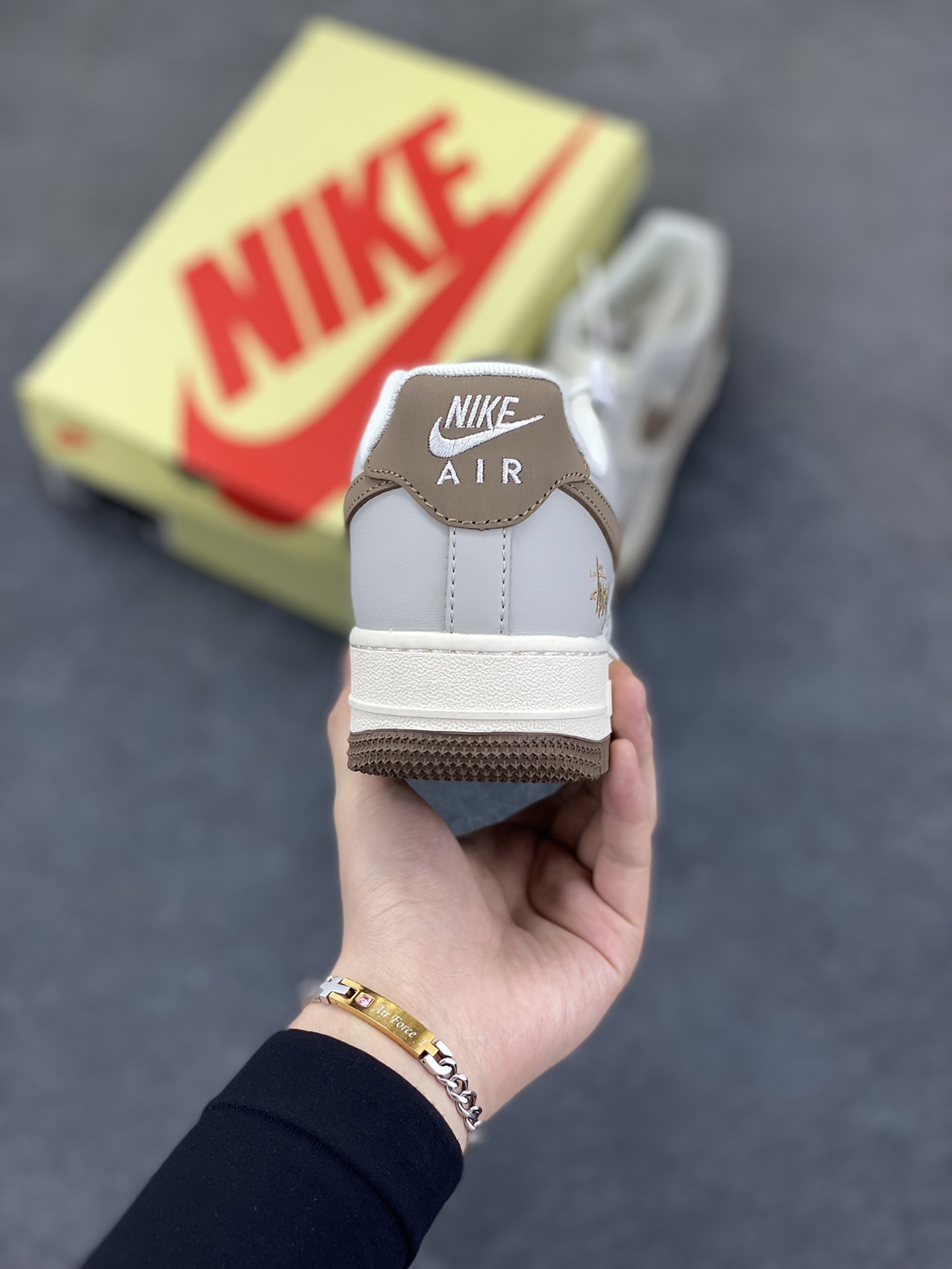 图片[4]-NIke Air Force 1 \’07 Low “斯图西联名——印花棕勾”空军一号 低帮 运动鞋 休闲鞋 折边针车 工艺难度大 原楦头原纸板 原装鞋盒 定制五金配件 内置全掌气垫 原厂鞋底 货号：ZH2598-320 尺码：36 36.5 37.5 38 38.5 39 40 40.5 41 42 42.5 43 44 44.5 45-选品中心