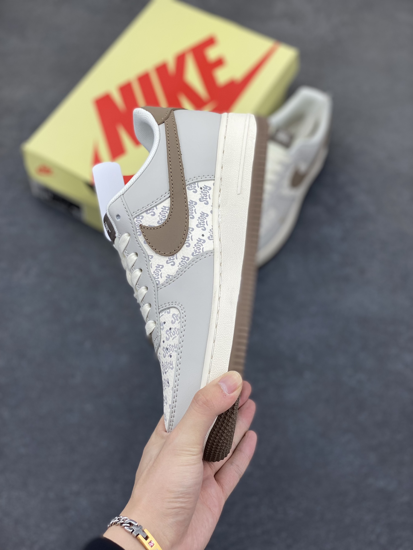 图片[3]-NIke Air Force 1 \’07 Low “斯图西联名——印花棕勾”空军一号 低帮 运动鞋 休闲鞋 折边针车 工艺难度大 原楦头原纸板 原装鞋盒 定制五金配件 内置全掌气垫 原厂鞋底 货号：ZH2598-320 尺码：36 36.5 37.5 38 38.5 39 40 40.5 41 42 42.5 43 44 44.5 45-选品中心