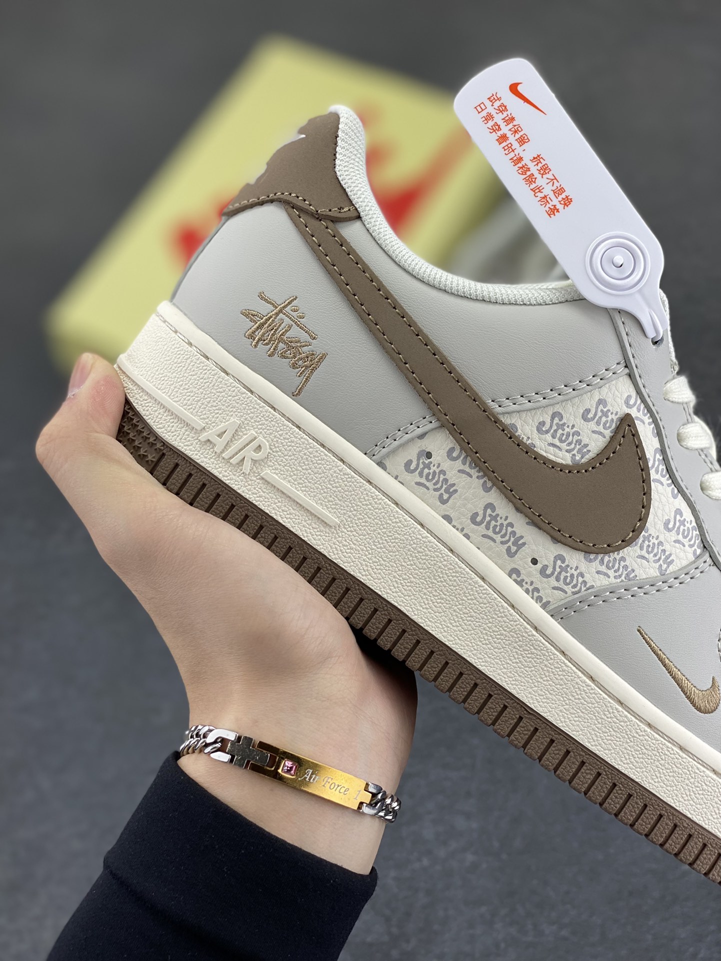 图片[6]-NIke Air Force 1 \’07 Low “斯图西联名——印花棕勾”空军一号 低帮 运动鞋 休闲鞋 折边针车 工艺难度大 原楦头原纸板 原装鞋盒 定制五金配件 内置全掌气垫 原厂鞋底 货号：ZH2598-320 尺码：36 36.5 37.5 38 38.5 39 40 40.5 41 42 42.5 43 44 44.5 45-选品中心