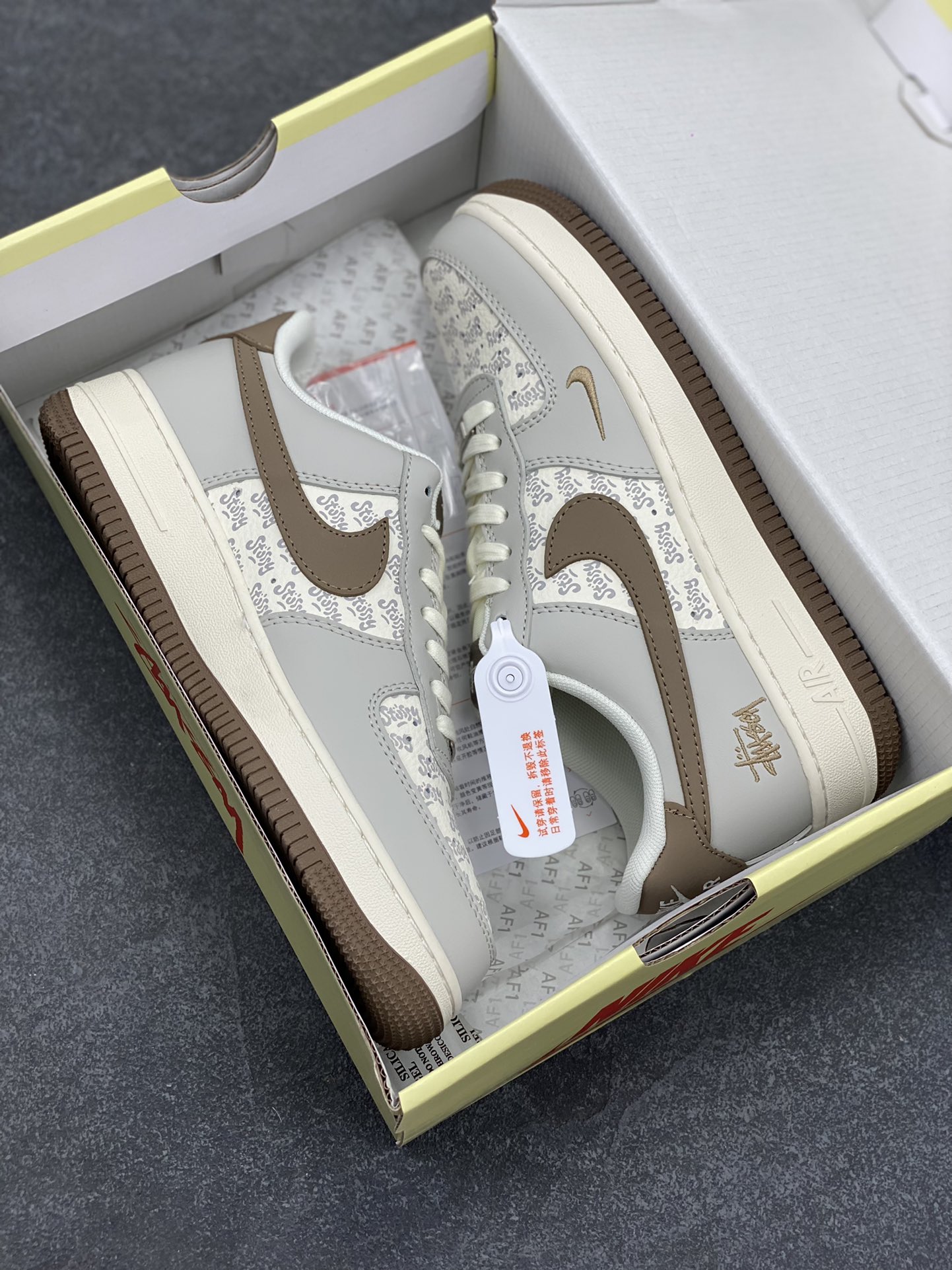 图片[9]-NIke Air Force 1 \’07 Low “斯图西联名——印花棕勾”空军一号 低帮 运动鞋 休闲鞋 折边针车 工艺难度大 原楦头原纸板 原装鞋盒 定制五金配件 内置全掌气垫 原厂鞋底 货号：ZH2598-320 尺码：36 36.5 37.5 38 38.5 39 40 40.5 41 42 42.5 43 44 44.5 45-选品中心