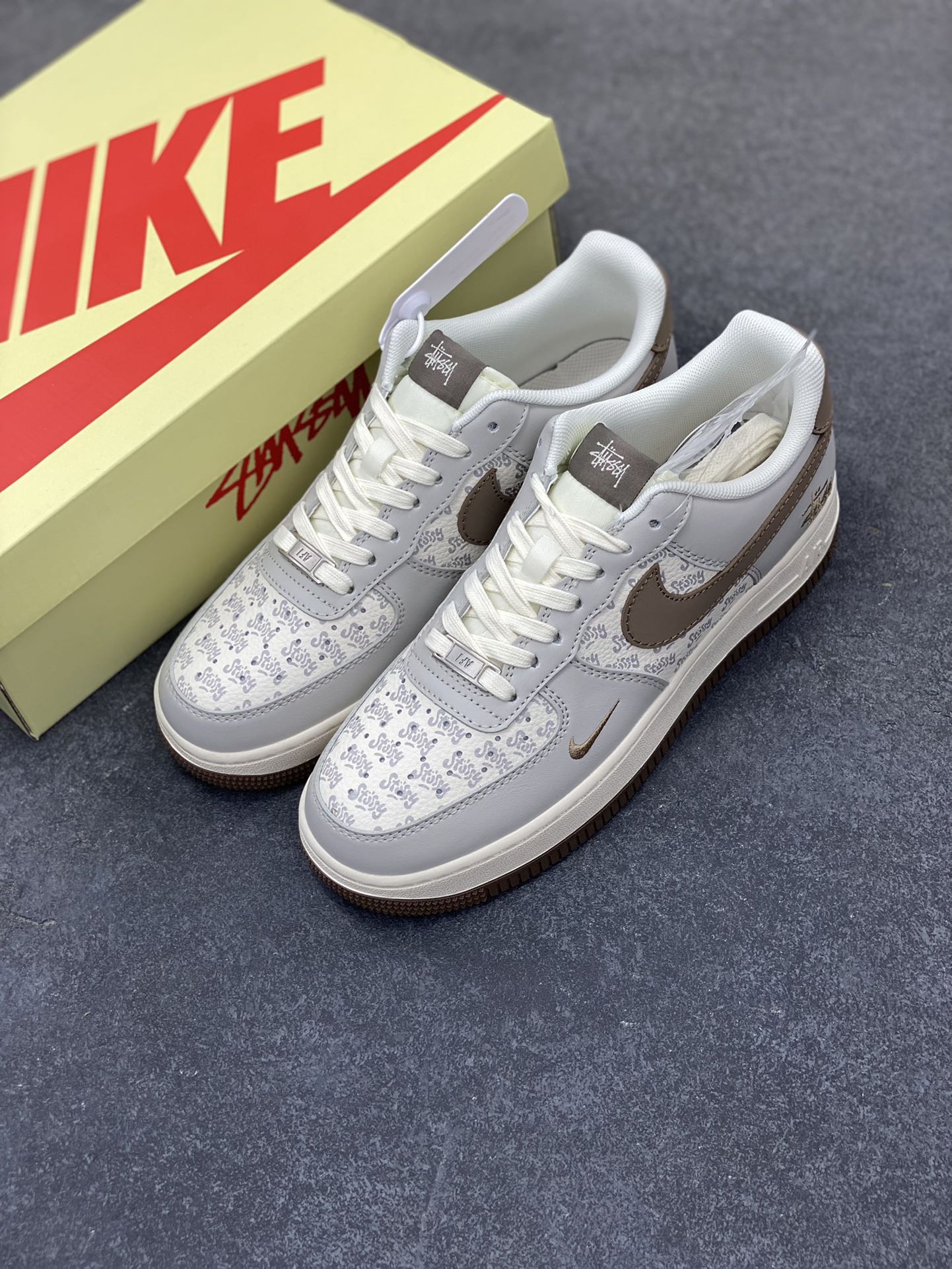 图片[8]-NIke Air Force 1 \’07 Low “斯图西联名——印花棕勾”空军一号 低帮 运动鞋 休闲鞋 折边针车 工艺难度大 原楦头原纸板 原装鞋盒 定制五金配件 内置全掌气垫 原厂鞋底 货号：ZH2598-320 尺码：36 36.5 37.5 38 38.5 39 40 40.5 41 42 42.5 43 44 44.5 45-选品中心