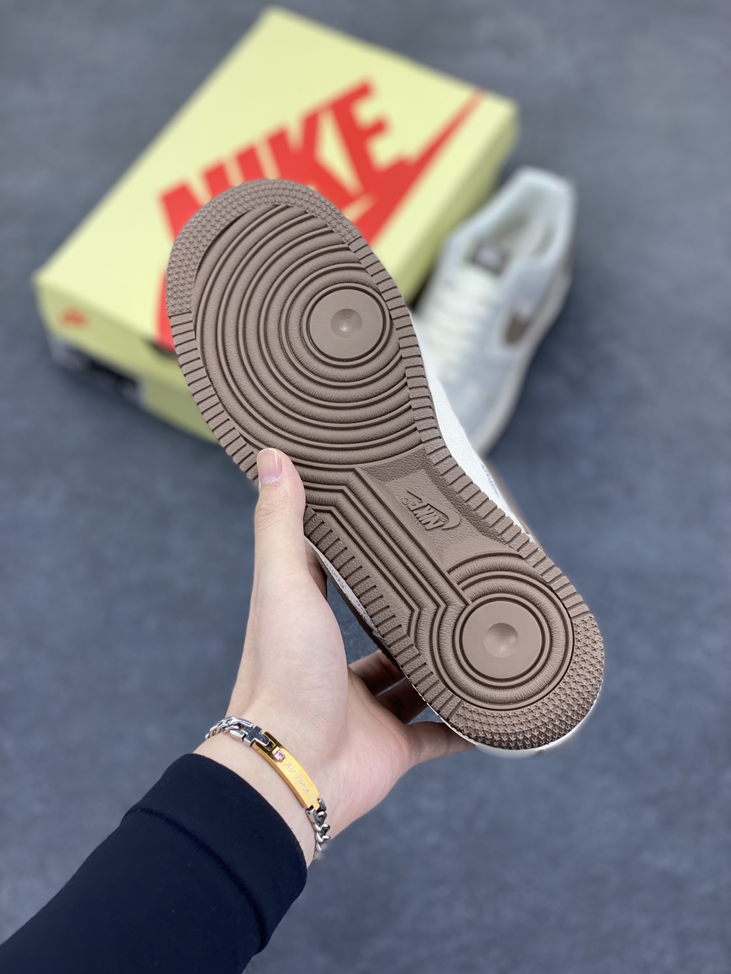 图片[5]-NIke Air Force 1 \’07 Low “斯图西联名——印花棕勾”空军一号 低帮 运动鞋 休闲鞋 折边针车 工艺难度大 原楦头原纸板 原装鞋盒 定制五金配件 内置全掌气垫 原厂鞋底 货号：ZH2598-320 尺码：36 36.5 37.5 38 38.5 39 40 40.5 41 42 42.5 43 44 44.5 45-选品中心