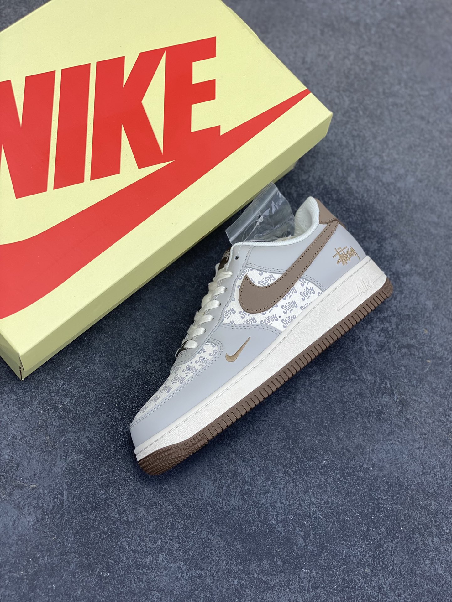 图片[7]-NIke Air Force 1 \’07 Low “斯图西联名——印花棕勾”空军一号 低帮 运动鞋 休闲鞋 折边针车 工艺难度大 原楦头原纸板 原装鞋盒 定制五金配件 内置全掌气垫 原厂鞋底 货号：ZH2598-320 尺码：36 36.5 37.5 38 38.5 39 40 40.5 41 42 42.5 43 44 44.5 45-选品中心