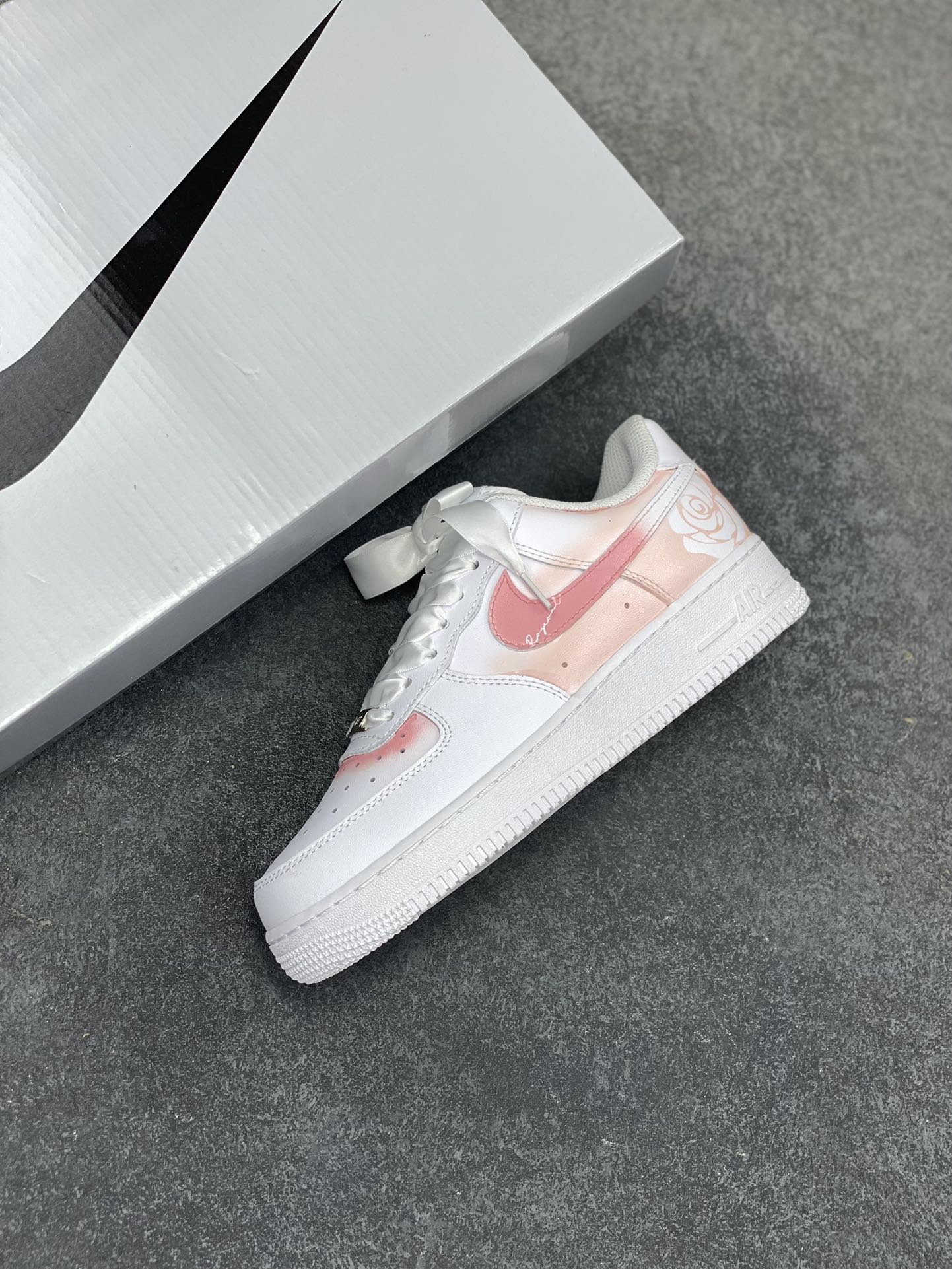 图片[7]-Air Force 1 Low 粉白手绘涂鸦 原楦头原纸板 打造纯正空军版型 #专注外贸渠道 全掌内置蜂窝气垫 #原盒配件 原厂中底钢印、拉帮完美 货号：DD8959-100 尺码：36 36.5 37.5 38 38.5 39 40 40.5 41 42 42.5 43 44 44.5 45-选品中心