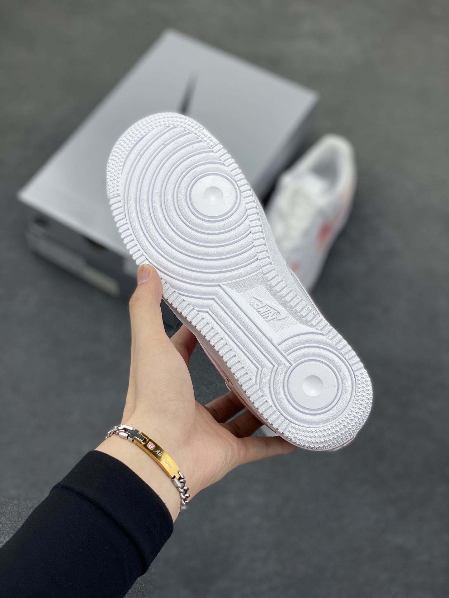 图片[5]-Air Force 1 Low 粉白手绘涂鸦 原楦头原纸板 打造纯正空军版型 #专注外贸渠道 全掌内置蜂窝气垫 #原盒配件 原厂中底钢印、拉帮完美 货号：DD8959-100 尺码：36 36.5 37.5 38 38.5 39 40 40.5 41 42 42.5 43 44 44.5 45-选品中心