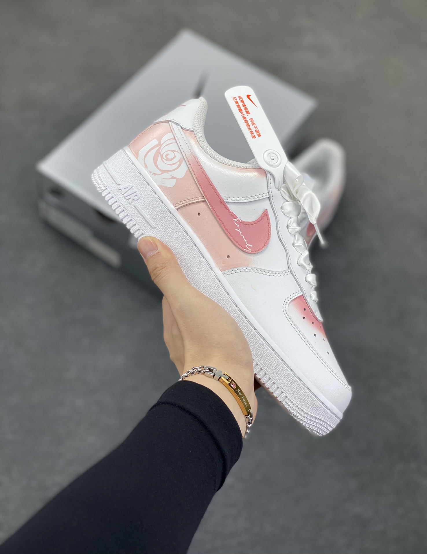 Air Force 1 Low 粉白手绘涂鸦 原楦头原纸板 打造纯正空军版型 #专注外贸渠道 全掌内置蜂窝气垫 #原盒配件 原厂中底钢印、拉帮完美 货号：DD8959-100 尺码：36 36.5 37.5 38 38.5 39 40 40.5 41 42 42.5 43 44 44.5 45-选品中心