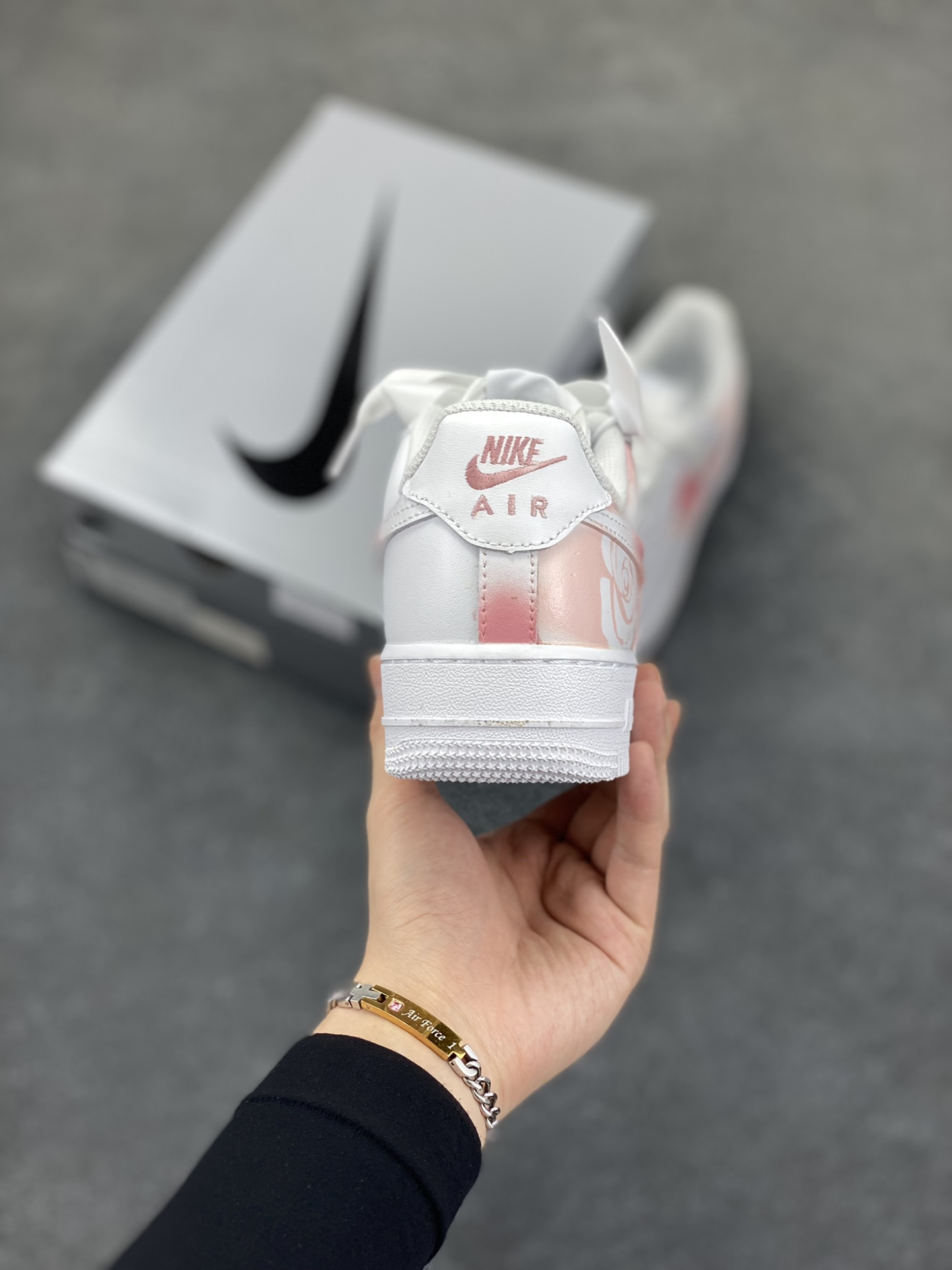 图片[4]-Air Force 1 Low 粉白手绘涂鸦 原楦头原纸板 打造纯正空军版型 #专注外贸渠道 全掌内置蜂窝气垫 #原盒配件 原厂中底钢印、拉帮完美 货号：DD8959-100 尺码：36 36.5 37.5 38 38.5 39 40 40.5 41 42 42.5 43 44 44.5 45-选品中心