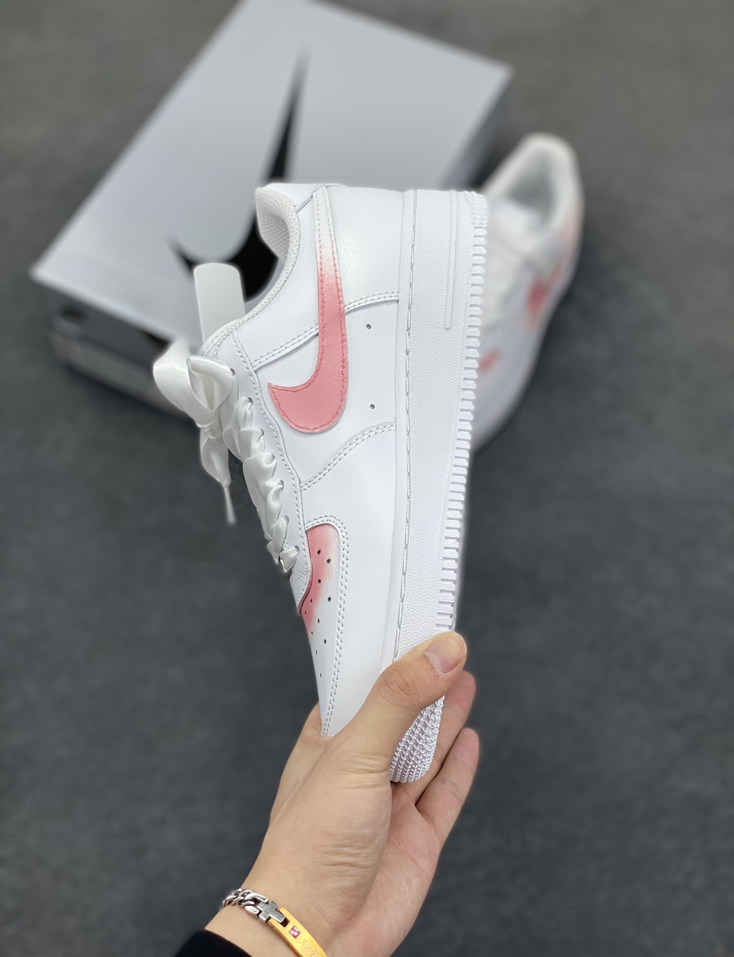 图片[3]-Air Force 1 Low 粉白手绘涂鸦 原楦头原纸板 打造纯正空军版型 #专注外贸渠道 全掌内置蜂窝气垫 #原盒配件 原厂中底钢印、拉帮完美 货号：DD8959-100 尺码：36 36.5 37.5 38 38.5 39 40 40.5 41 42 42.5 43 44 44.5 45-选品中心