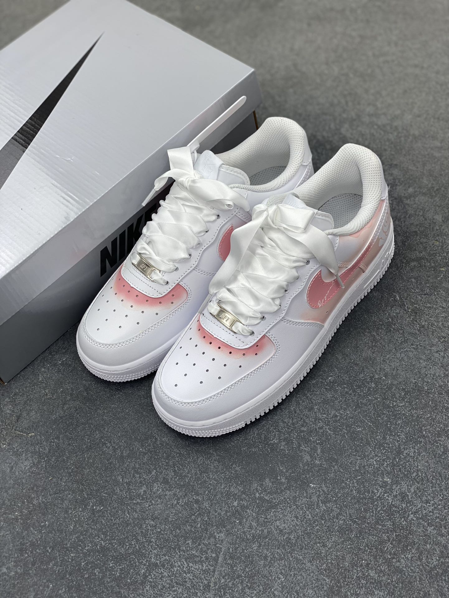 图片[8]-Air Force 1 Low 粉白手绘涂鸦 原楦头原纸板 打造纯正空军版型 #专注外贸渠道 全掌内置蜂窝气垫 #原盒配件 原厂中底钢印、拉帮完美 货号：DD8959-100 尺码：36 36.5 37.5 38 38.5 39 40 40.5 41 42 42.5 43 44 44.5 45-选品中心