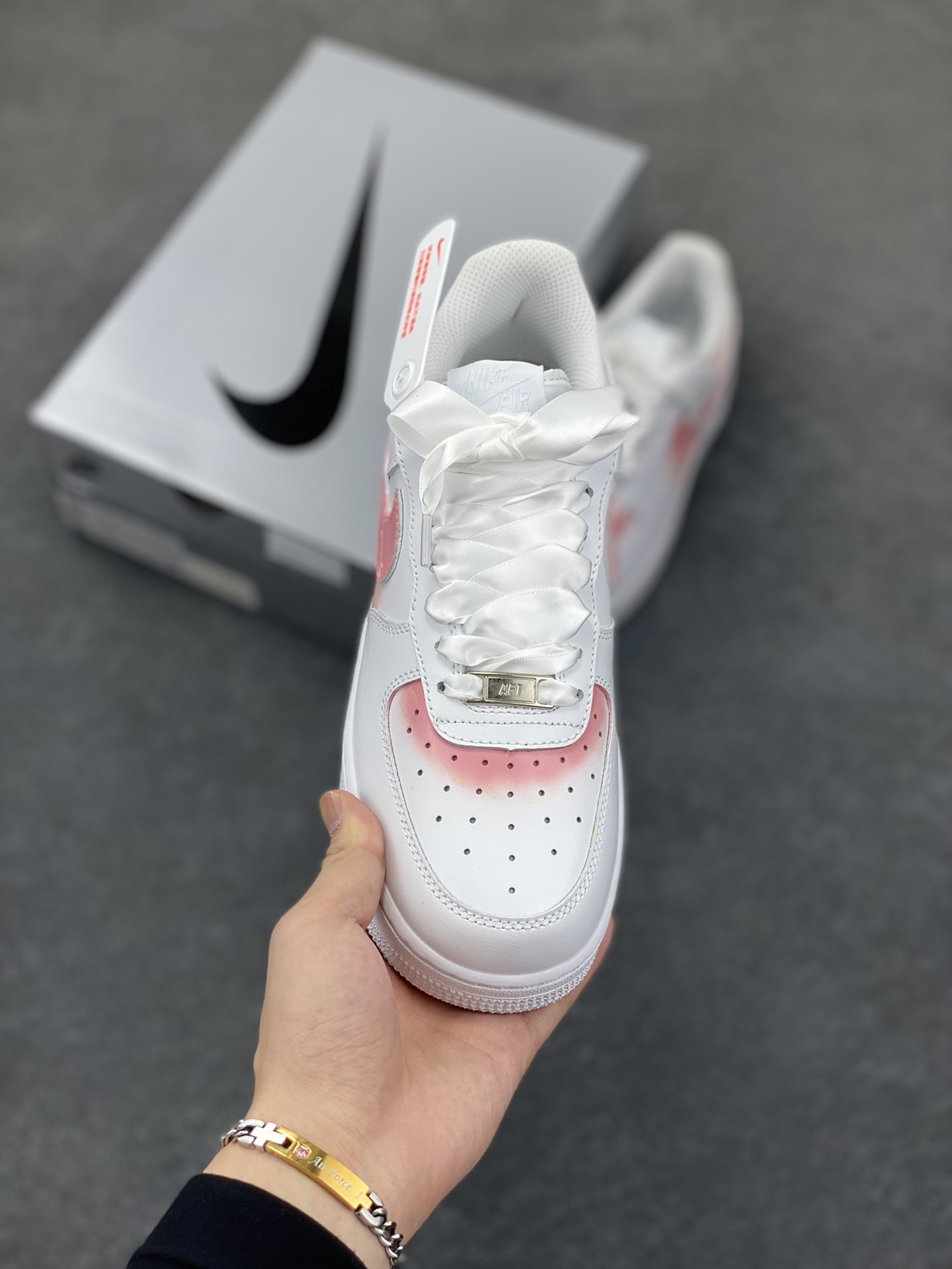 图片[2]-Air Force 1 Low 粉白手绘涂鸦 原楦头原纸板 打造纯正空军版型 #专注外贸渠道 全掌内置蜂窝气垫 #原盒配件 原厂中底钢印、拉帮完美 货号：DD8959-100 尺码：36 36.5 37.5 38 38.5 39 40 40.5 41 42 42.5 43 44 44.5 45-选品中心