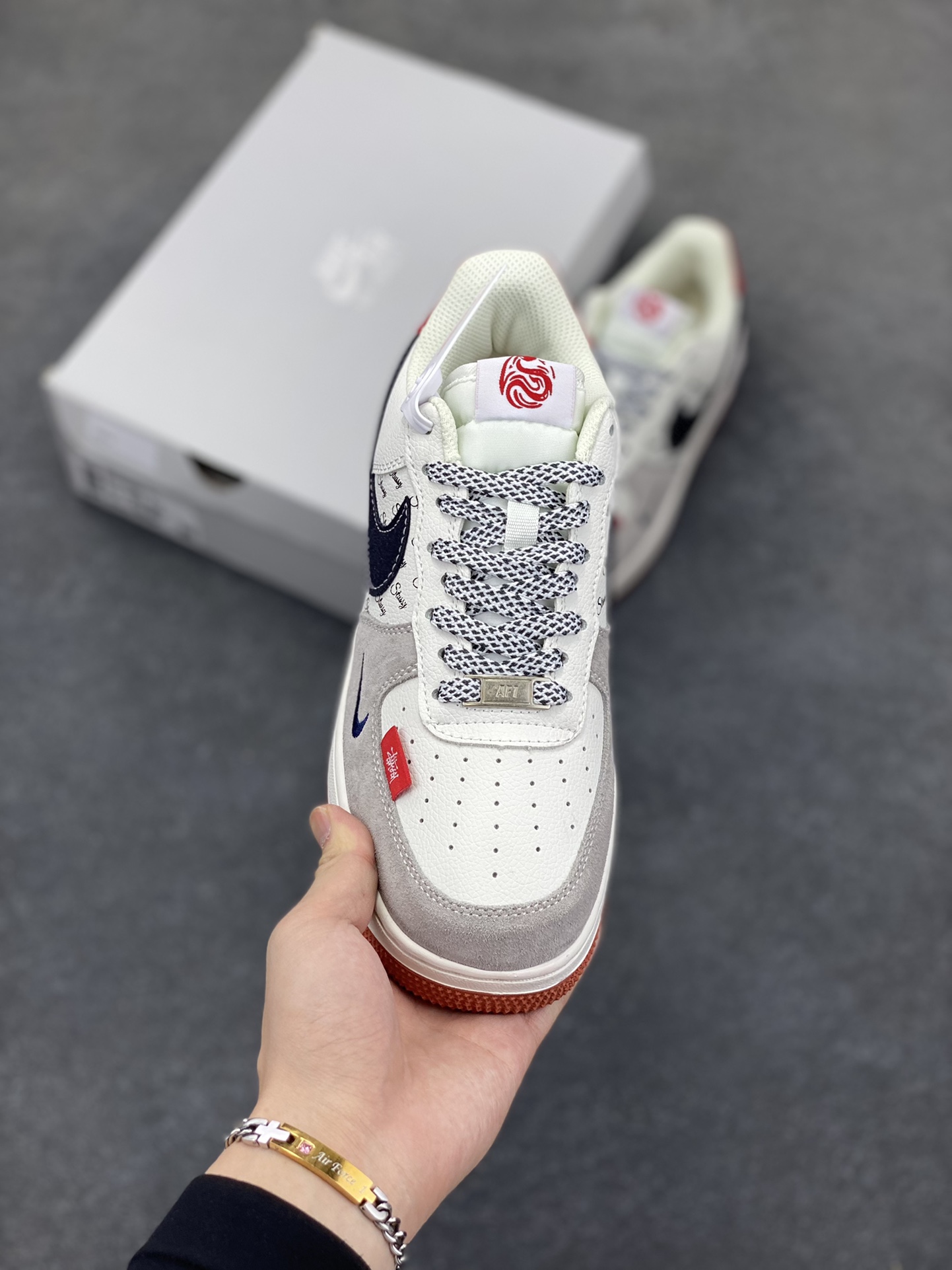 图片[2]-Nike Air Force 1 Low 空军一号低帮百搭休闲运动板鞋。柔软、弹性十足的缓震性能和出色的中底设计，横跨复古与现代的外型结合，造就出风靡全球三十多年的Force 1，直到今天还深受青睐。 货号：XS1958-502 尺码：36 36.5 37.5 38 38.5 39 40 40.5 41 42 42.5 43 44 44.5 45-选品中心