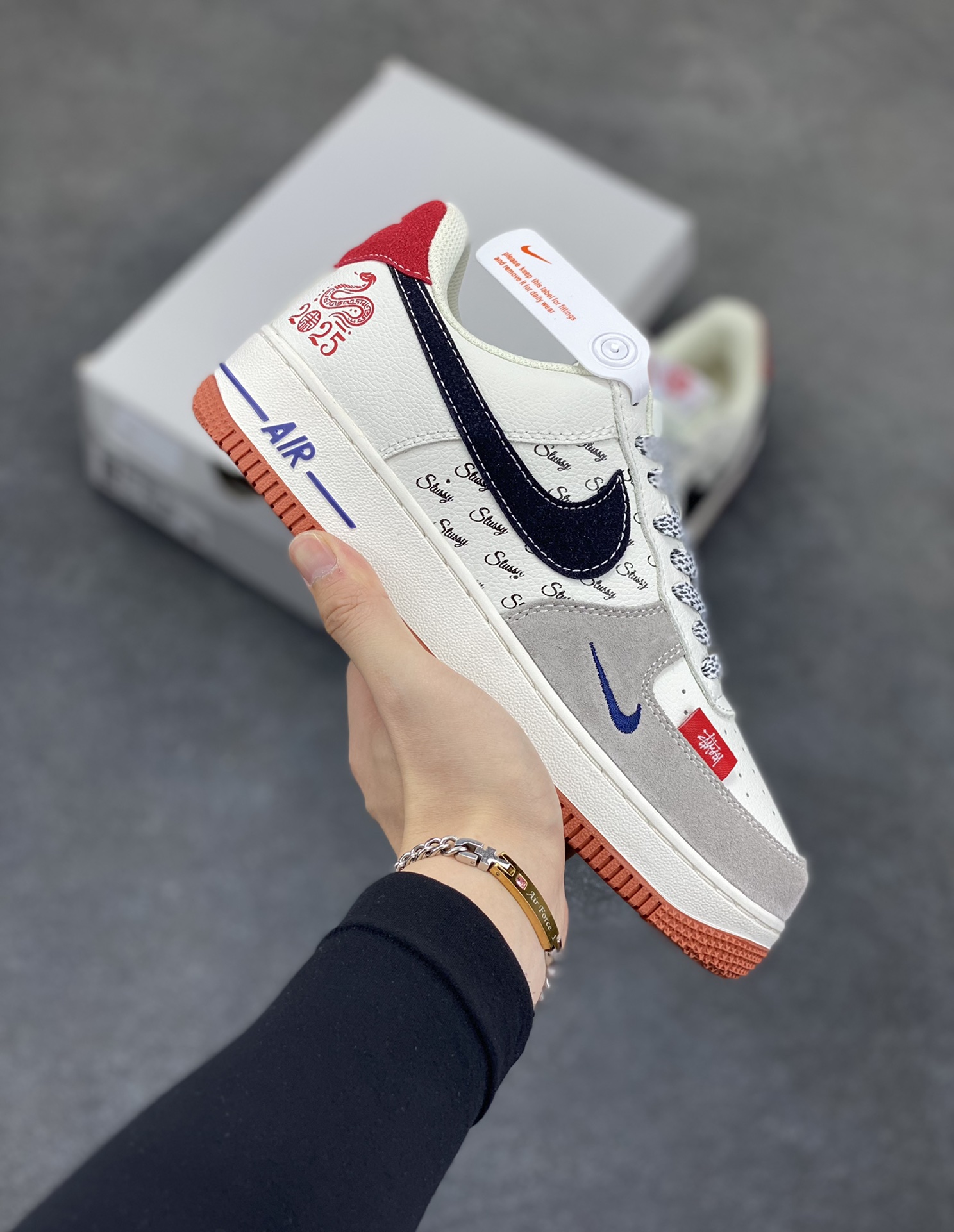 Nike Air Force 1 Low 空军一号低帮百搭休闲运动板鞋。柔软、弹性十足的缓震性能和出色的中底设计，横跨复古与现代的外型结合，造就出风靡全球三十多年的Force 1，直到今天还深受青睐。 货号：XS1958-502 尺码：36 36.5 37.5 38 38.5 39 40 40.5 41 42 42.5 43 44 44.5 45-选品中心