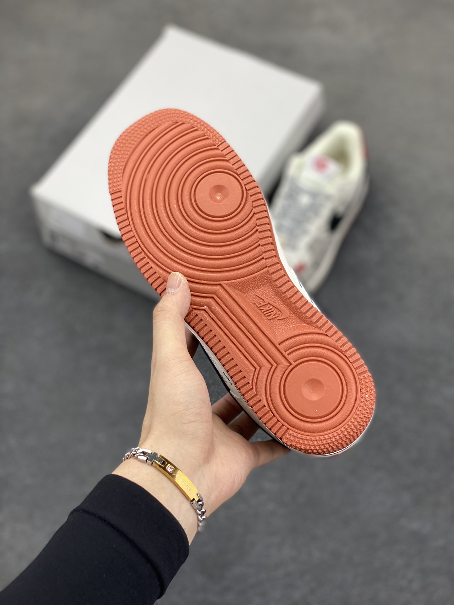 图片[5]-Nike Air Force 1 Low 空军一号低帮百搭休闲运动板鞋。柔软、弹性十足的缓震性能和出色的中底设计，横跨复古与现代的外型结合，造就出风靡全球三十多年的Force 1，直到今天还深受青睐。 货号：XS1958-502 尺码：36 36.5 37.5 38 38.5 39 40 40.5 41 42 42.5 43 44 44.5 45-选品中心