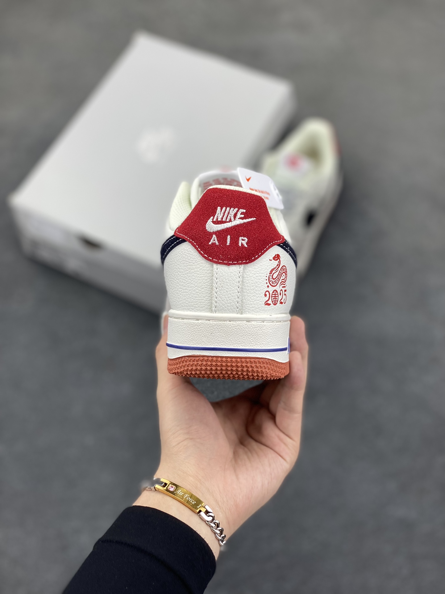 图片[4]-Nike Air Force 1 Low 空军一号低帮百搭休闲运动板鞋。柔软、弹性十足的缓震性能和出色的中底设计，横跨复古与现代的外型结合，造就出风靡全球三十多年的Force 1，直到今天还深受青睐。 货号：XS1958-502 尺码：36 36.5 37.5 38 38.5 39 40 40.5 41 42 42.5 43 44 44.5 45-选品中心