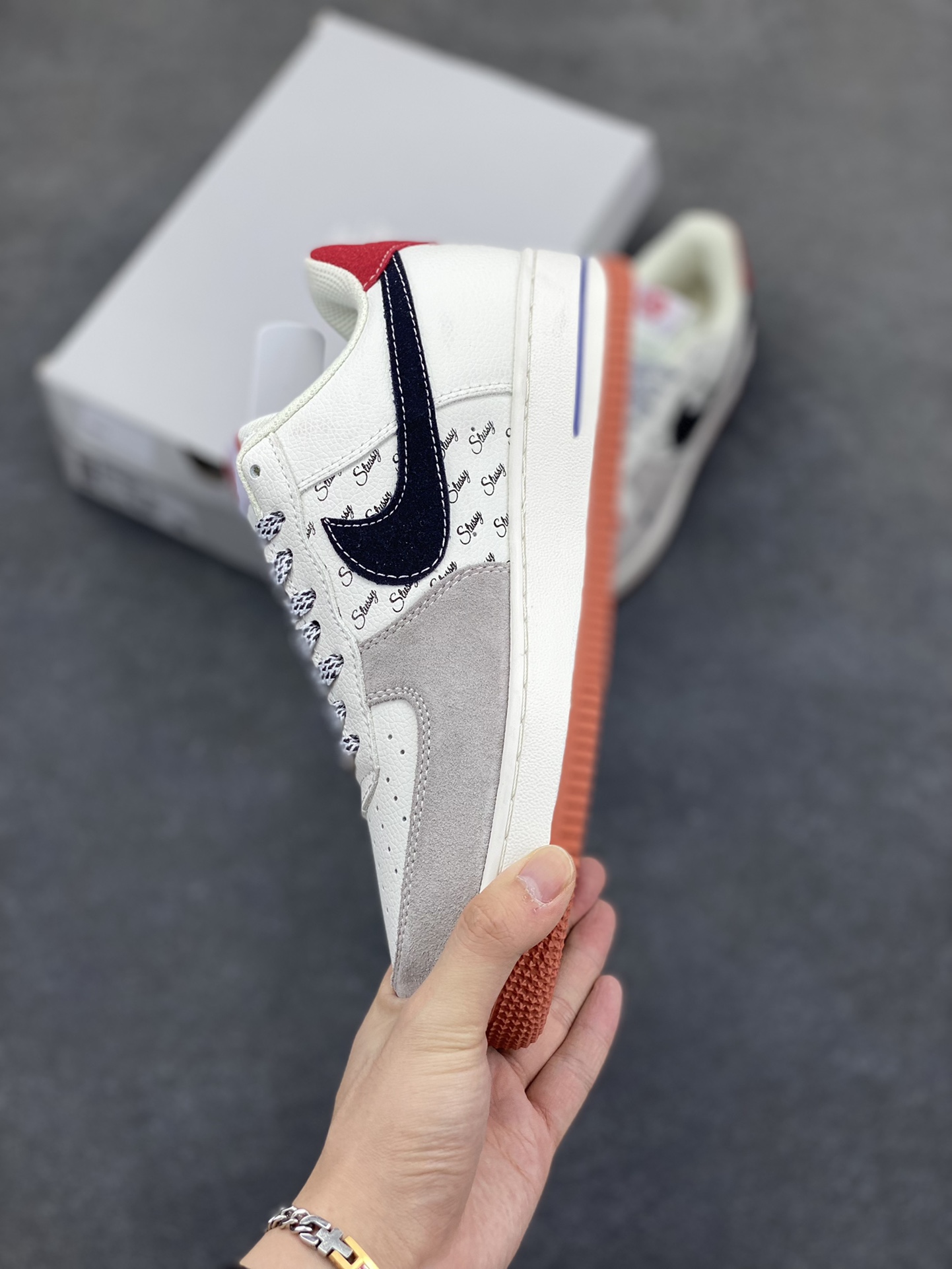 图片[3]-Nike Air Force 1 Low 空军一号低帮百搭休闲运动板鞋。柔软、弹性十足的缓震性能和出色的中底设计，横跨复古与现代的外型结合，造就出风靡全球三十多年的Force 1，直到今天还深受青睐。 货号：XS1958-502 尺码：36 36.5 37.5 38 38.5 39 40 40.5 41 42 42.5 43 44 44.5 45-选品中心