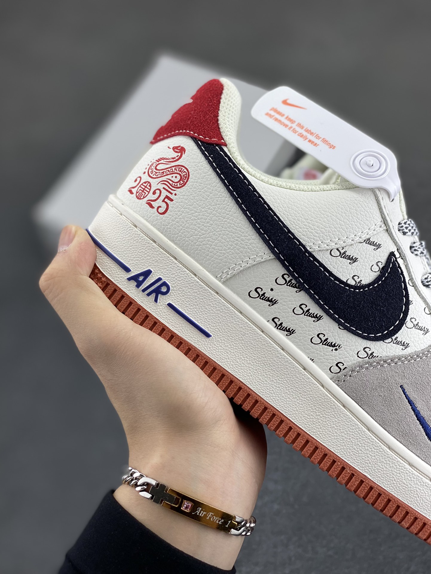 图片[6]-Nike Air Force 1 Low 空军一号低帮百搭休闲运动板鞋。柔软、弹性十足的缓震性能和出色的中底设计，横跨复古与现代的外型结合，造就出风靡全球三十多年的Force 1，直到今天还深受青睐。 货号：XS1958-502 尺码：36 36.5 37.5 38 38.5 39 40 40.5 41 42 42.5 43 44 44.5 45-选品中心