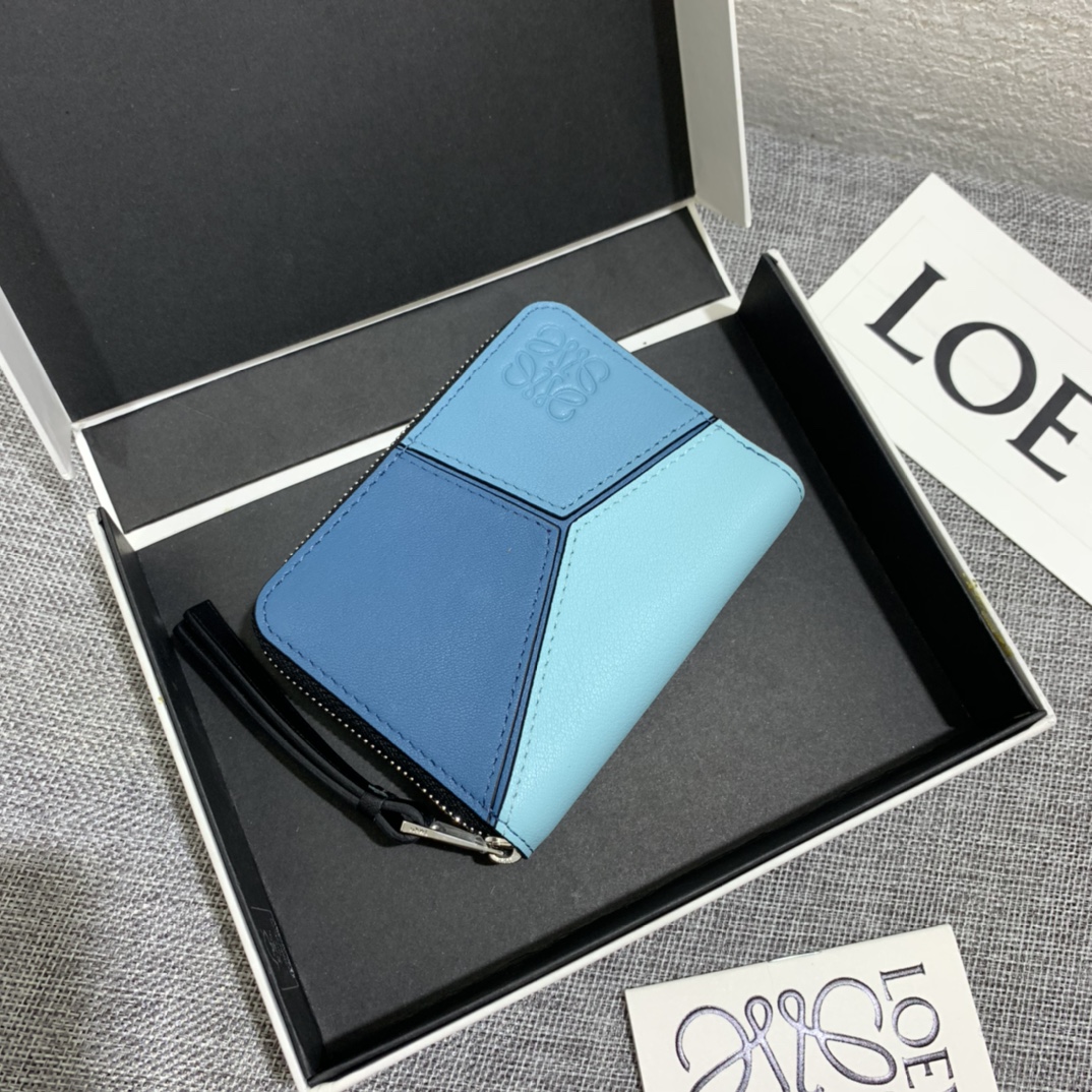 NO:672442,Puzzle stitched zipper small card holder is made of classic calfskin, with credit card slots inside, exquisite and fashionable. Style number 3685, size 11*8.5, Loewe wallet, loewe, wallets, cowhide19860909Puzzle拼接拉链小卡包 选用经典小牛皮制成,内有信用卡位,精致、时尚. 款号3685,尺寸11*8.5,罗意威钱包,loewe,wallets,cowhide,欧美剧