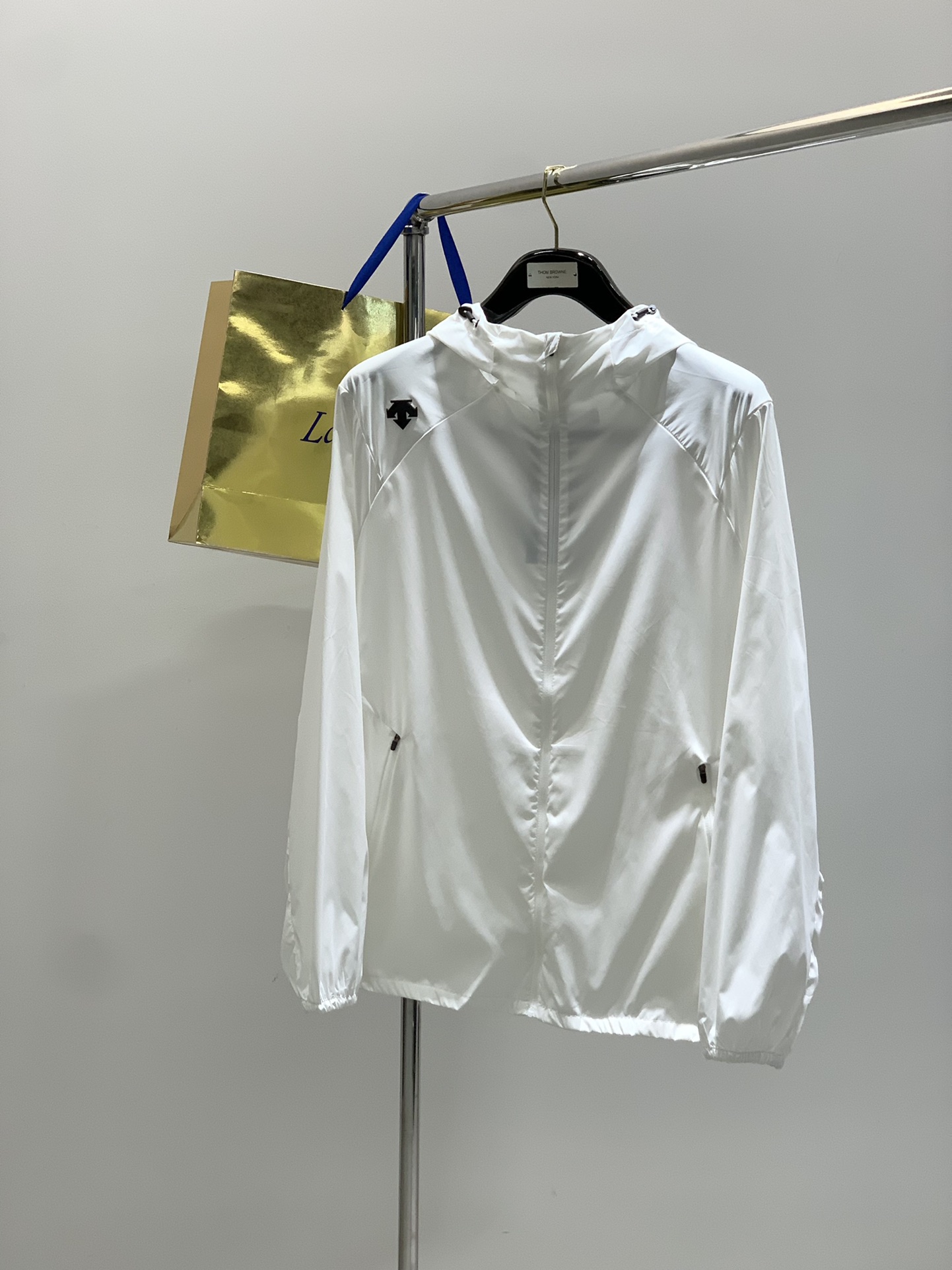 NO:440184,,DESCENTE Sun protection fast-drying elastic and breathable loose casual hooded skin clothing for men for summer sun protection clothing. Ultra-lightweight design, can be called zero weight bearing on the upper body, light and thin, easy to wear, cool and breathable, and can be easily stored in your own pocket. Very wear-resistant, scratch-resistant, stable and strong. The elasticity and three-dimensional cutting are suitable for all kinds of difficult geographical environments and high-intensity sports wear. Pay attention to action flexibility, outdoor function protection and quick-drying and breathable comfortable body feeling. Provide you with protection along the way and help you cope with changing weather. Three-dimensional cutting is also the essence of this model. The three-dimensional high-position windproof hood provides additional protection. The hat body is elastic and elastic and adjustable, which can achieve the best state of wrapping the head. Sleeves, large body, sideways, etc., are all accurate cut pieces splicing  Sporty 3D cutting technology increases the free space for movement, allowing you to no longer be restrained and tight during daily activities, and can also make the whole jacket more three-dimensional silhouette, more handsome and stylish. It is very suitable for outdoors, traveling and hiking~ Color black, white, green, light blue Size M~3XL Size Shoulder, wide bust, sleeves, and sleeves. Length 170/M44.510585 67 175/L46 11087 69 /XL47.5115 89 71 185/2XL49 120 9173 190/3XL50.5125 92.5 74,,jackets & coats,hats,alexander wang19860909,DESCENTE迪桑特 防晒速干弹力透气宽松休闲连帽皮肤衣男夏季防晒衣 超轻量化设计,堪称上身零负重, 又轻又薄,轻松好穿,凉爽透气 可以轻松收纳进自身的口袋. 十分的耐磨耐刮擦,稳定性及强 张弛有度的弹力和立体裁剪适用各种高难度地理环境和高强度运动穿着 注重行动上的灵活度,户外机能的防护性和速干透气清爽的舒适体感. 一路为您提供防护,并帮助您应对多变的天气. 立体裁剪也是这款的精髓, 立体的高位防风兜帽,提供额外的防护, 帽身有弹力松紧调节,可以达到包裹头部的醉佳状态. 袖子,大身,侧身等等,全部都是精准的裁片拼接 运动型的3D裁剪工艺,增加自如的活动空间, 让你在日常活动的时候不再拘束和紧绷 也能让整个外套上身更具立体的廓形,更帅更有型. 户外、旅行、徒步都非常适合哦～ 颜色黑色 白色 绿色 浅蓝色 尺寸M～3XL  尺码 肩宽胸围袖长 .衣长 170/M44.510585 67 175/L46 11087 69 /XL47.5115 89 71 185/2XL49 120 9173 190/3XL50.5125 92.5 74,,jackets & coats,hats,alexander wang,Men's clothing