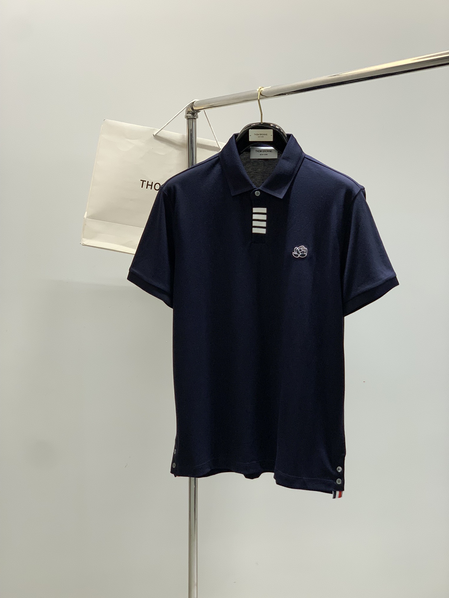 NO:460220,,TB contrasting short sleeves Material Cotton Polyester Mulberry silk Spandex Suitable for season summer Collar lapel Sleeve long and short sleeve Sleeve regular sleeves Sleeve regular sleeves Sleeve regular sleeves Sleeve regular sleeves Sleeve regular sleeves Sleeve regular sleeves Sleeve regular sleeves Sleeve regular sleeves Sleeve regular sleeves Sleeve regular sleeves Sleeve regular sleeves Sleeve regular sleeves Sleeve regular sleeves Stylish other Thickness Size M-3XL M L XLXXL XXXL Leng 68.570.572.574.576 Shoulder width 43 44.546 47.549 Bust 505254 5658 Hem 48.550.552.554.556.5 Sleeve length 21 21.522 22.5 23,,T-shirt,alexander wang19860909,TB 撞色短袖 材质 棉 聚酯纤维 桑蚕丝 氨纶 适用季节夏 领型翻领 袖长短袖 袖型常规袖 衣长常规 版型常规 款式其他 厚度常规 尺码 M-3XL  M L XLXXL XXXL 衣长68.570.572.574.576 肩宽43 44.546 47.549 胸围505254 5658 下摆48.550.552.554.556.5 袖长21 21.522 22.5 23,,T-shirt,alexander wang,Men's clothing