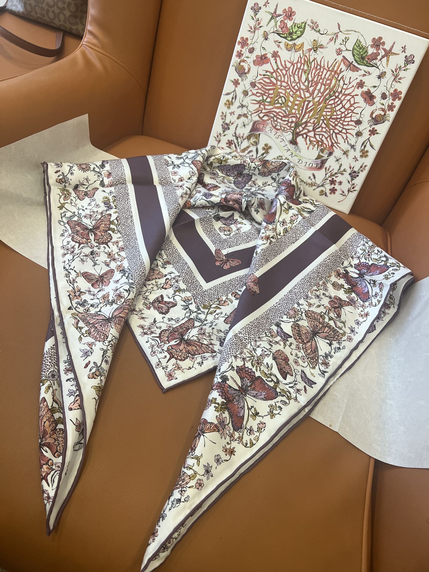 价格(赠送全套豪华包装)
𝐃𝐈𝐎𝐑 • 𝟐𝟓ꫛꫀꪝ《蝴蝶茹伊》紫色
Size：90x90cm 100%斜