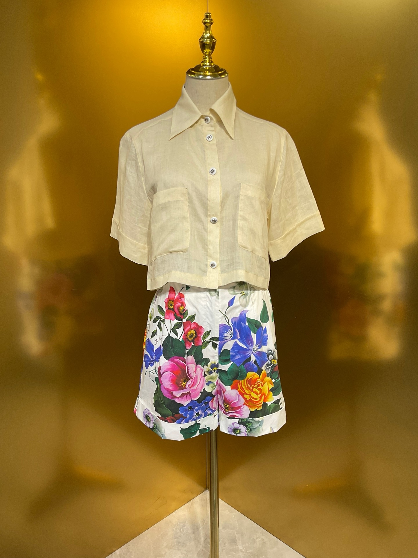 P612 for a bad-ass girl with a short shirt with a platinum cloth - 图片 2