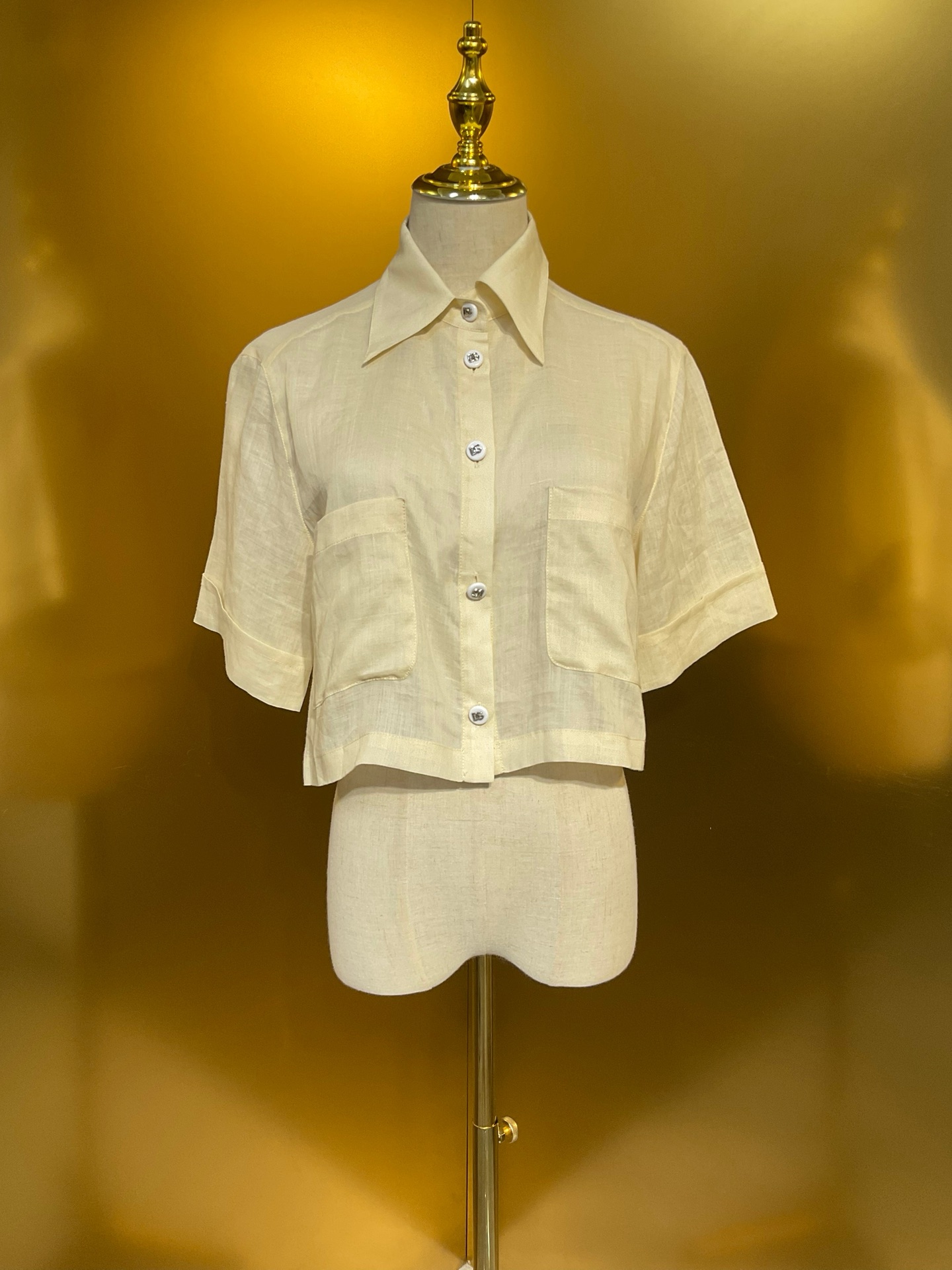 P612 for a bad-ass girl with a short shirt with a platinum cloth - 图片 1