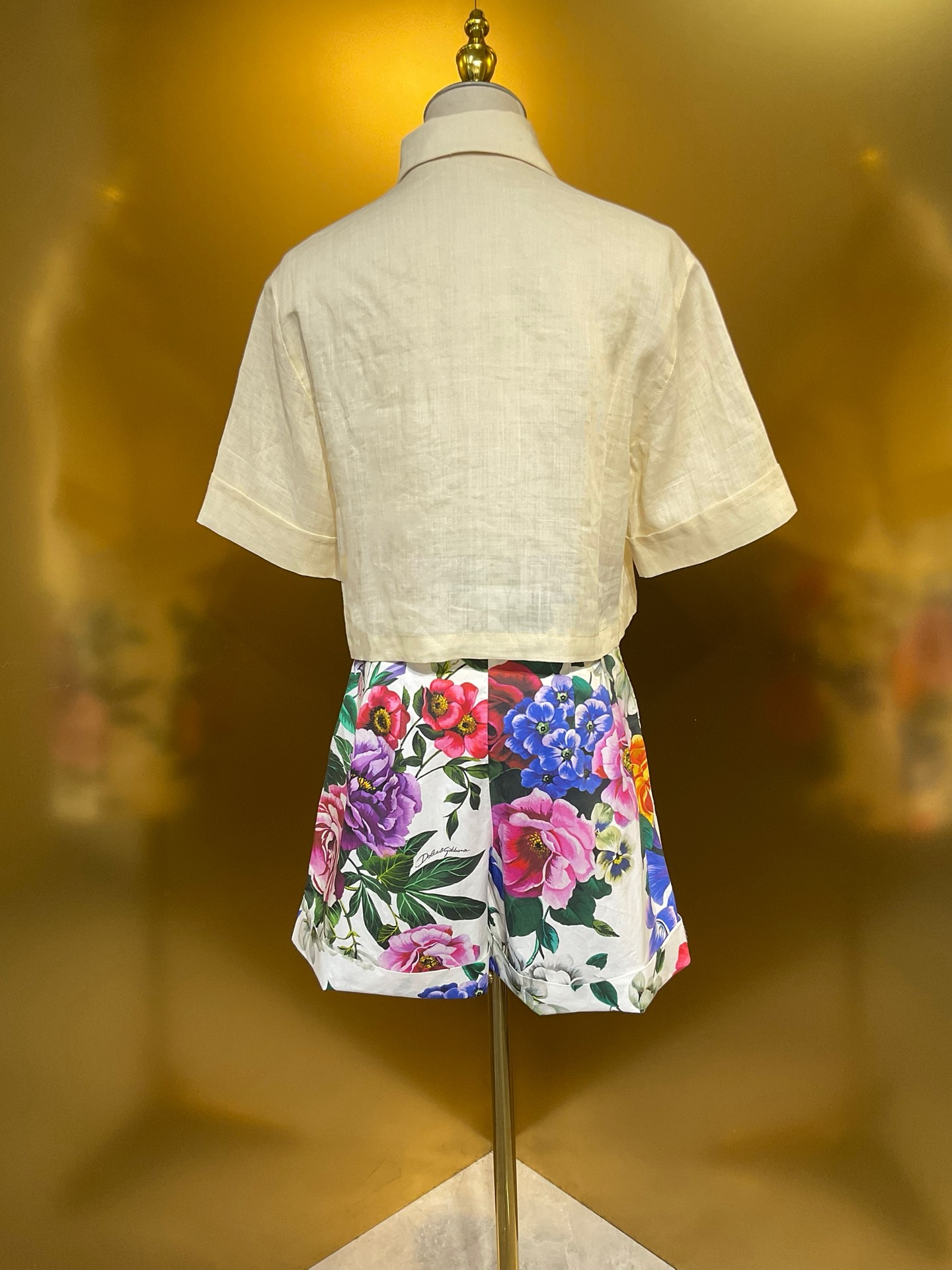 P612 for a bad-ass girl with a short shirt with a platinum cloth - 图片 3