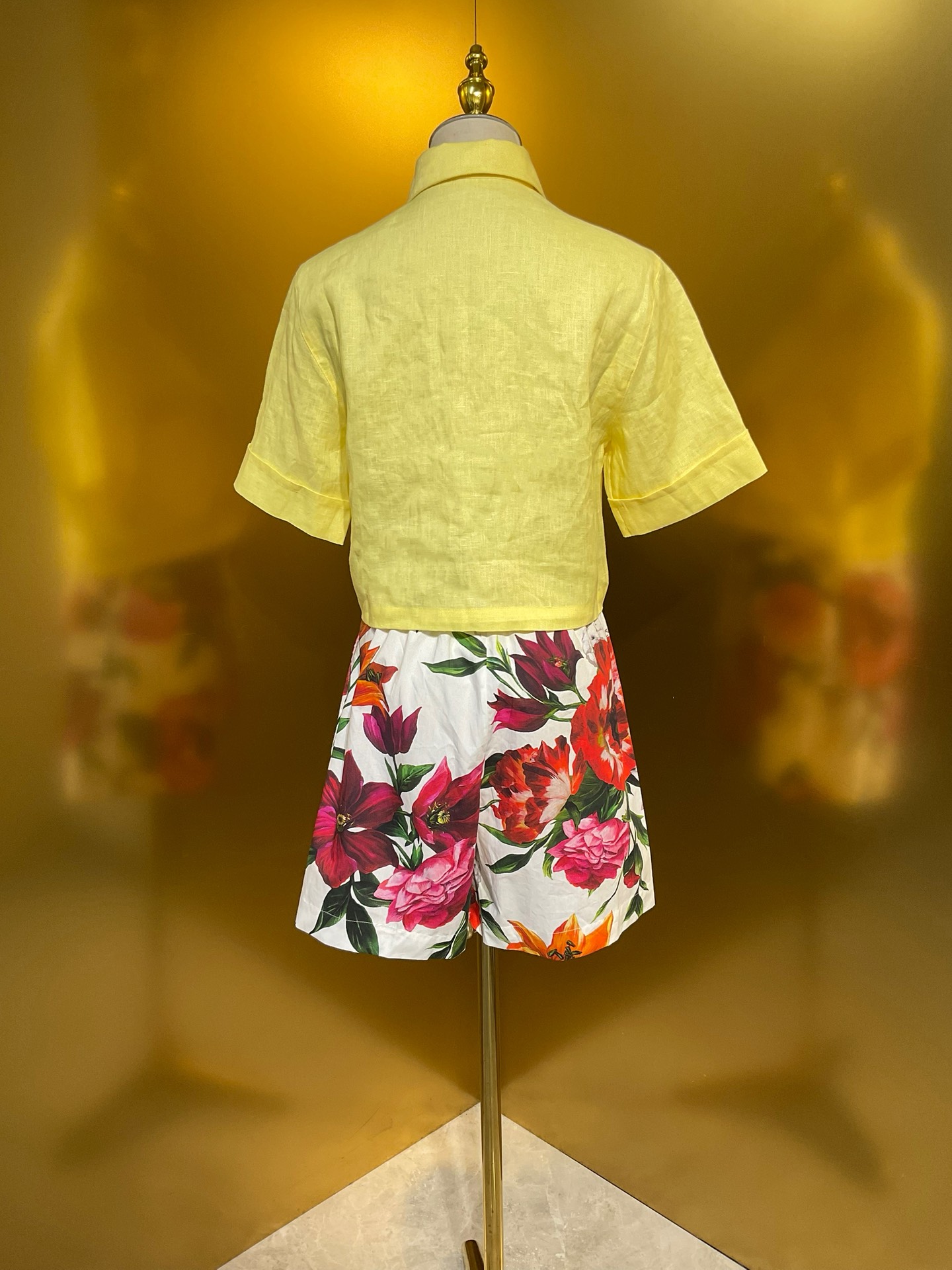 P612 for a bad-ass girl with a short shirt with a platinum cloth - 图片 6