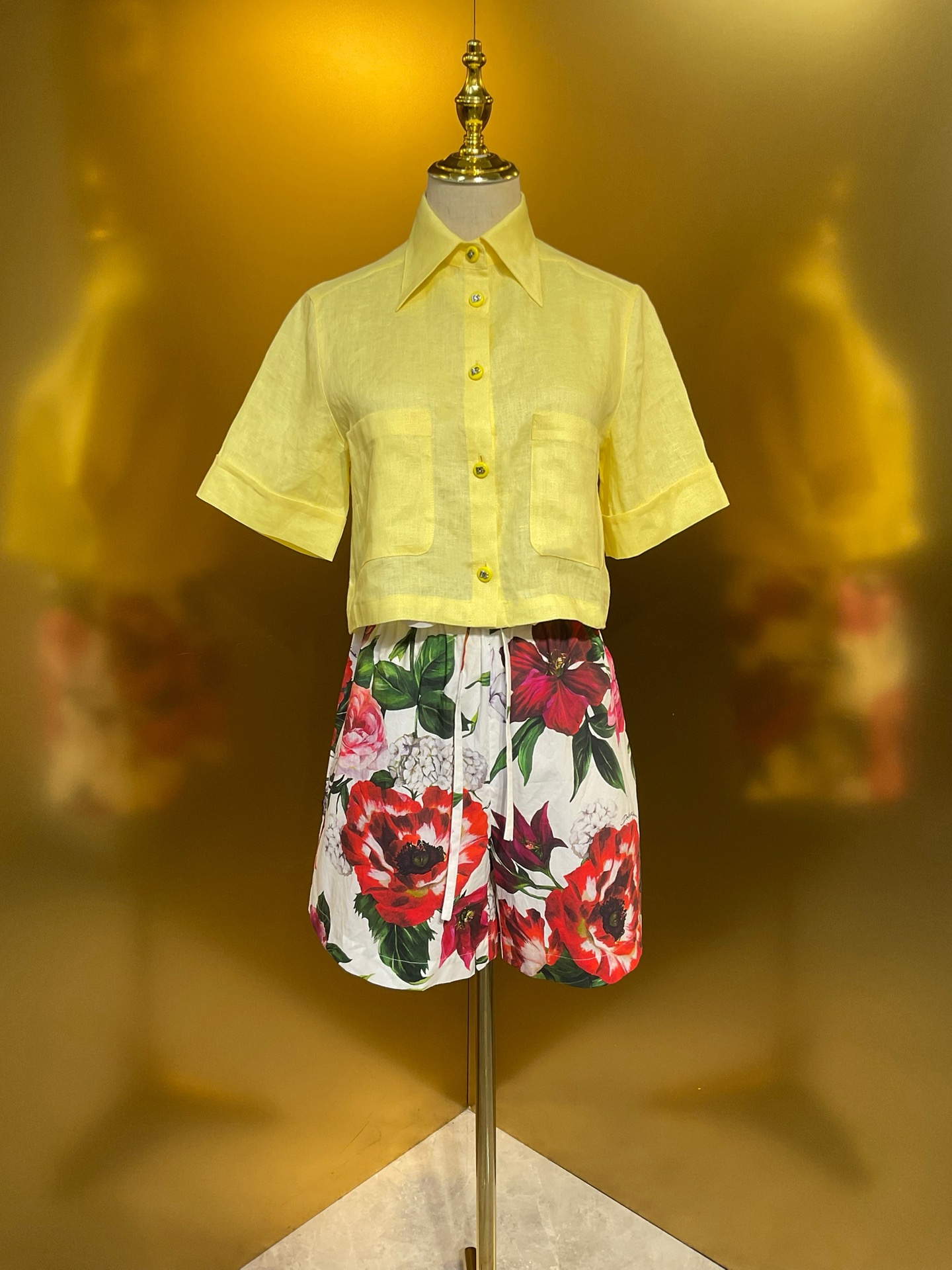 P612 for a bad-ass girl with a short shirt with a platinum cloth - 图片 4