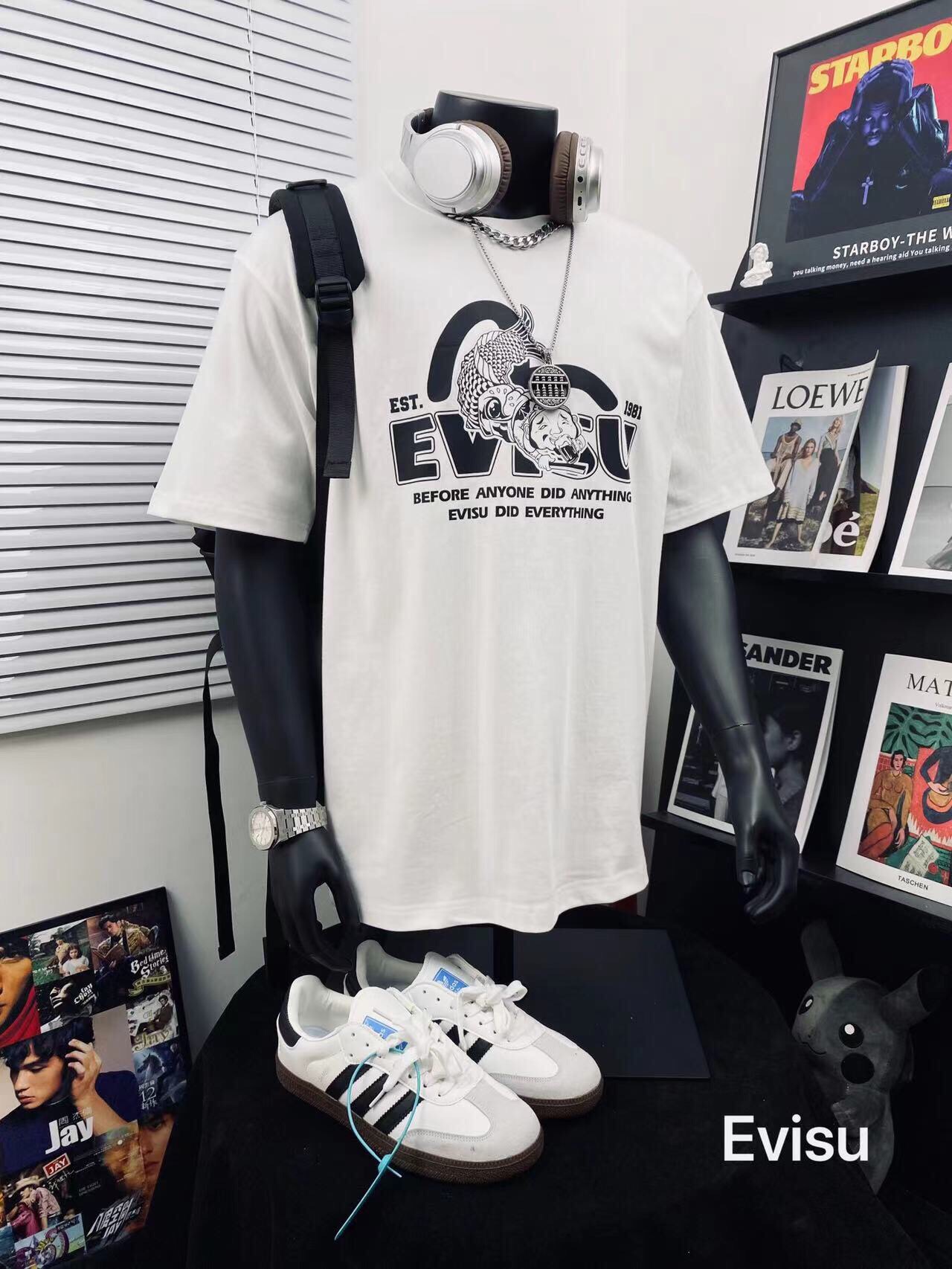 💰170包邮
EVISU🇯🇵 福神高版本渔翁小佛头印花男女休闲短袖T恤🌿
不得不推荐一款非常受欢迎的硬货!280克双纱面料 有型 更有质感 夏季你需要这样一件超百搭的T恤👏看品质无敌、做工精细!领边全部包边包条处理,相当有品质感!纯棉领口螺纹不会变形,手感特别柔软的纯棉面料,这款绝对值得购买💥版型超正!宽松舒适!情侣款💑百搭首选!
颜色:白色
尺码: M__XXL
M L XL 2XL
衣长 70 72 74 76
胸围 110 112 114 116
肩宽 48 50 52 54
(手工测量 存在1~2厘米的误差哦)