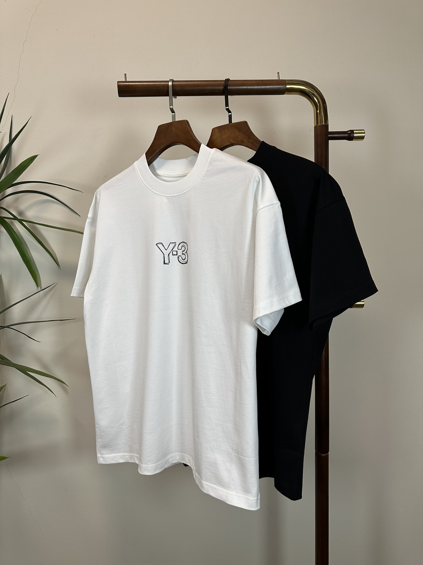 NO:429062,Y-3 Yamamoto Yoshi New Round Neck Short Sleeve T-shirt High-end Version!  Customized fabrics for counters are breathable and comfortable, with impeccable details, and the brand element design concept reflects high quality. The feel is delicate and soft!  It is casually cut, with a great upper body style!  Code number M-3XL, T-shirt,tees,t-shirt,alexander wang19860909Y-3 山本耀司 新款 圆领 短袖 T恤 高端版本！专柜定制面料 透气舒适度高,细节无可挑剔,品牌元素设计理念,体现高品质.手感细腻柔软！呈现休闲裁剪,上身版型超赞！ 码数M-3XL,,T-shirt,tees，t-shirt,alexander wang,Men's clothing