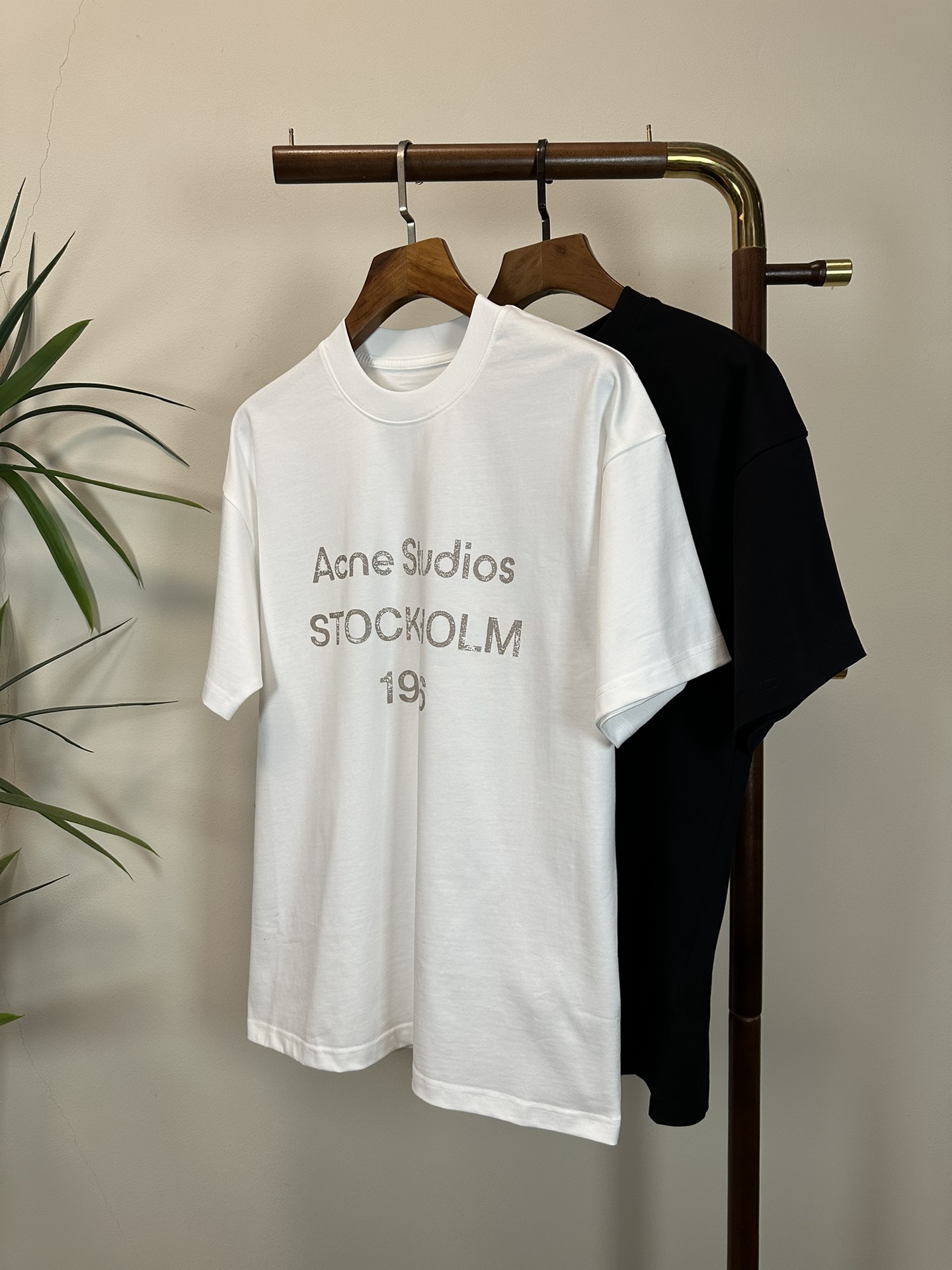 NO:429067,Y-3 Yamamoto Yoshi's new round neck short-sleeved T-shirt high-end version!  Customized fabrics for counters are breathable and comfortable, with impeccable details, and the brand element design concept reflects high quality. The feel is delicate and soft!  It is casually cut, with a great upper body style!  Code number M-3XL, T-shirt,tees,t-shirt,alexander wang19860909Y-3 山本耀司新款 圆领 短袖 T恤 高端版本！专柜定制面料 透气舒适度高,细节无可挑剔,品牌元素设计理念,体现高品质.手感细腻柔软！呈现休闲裁剪,上身版型超赞！ 码数M-3XL,,T-shirt,tees，t-shirt,alexander wang,Men's clothing