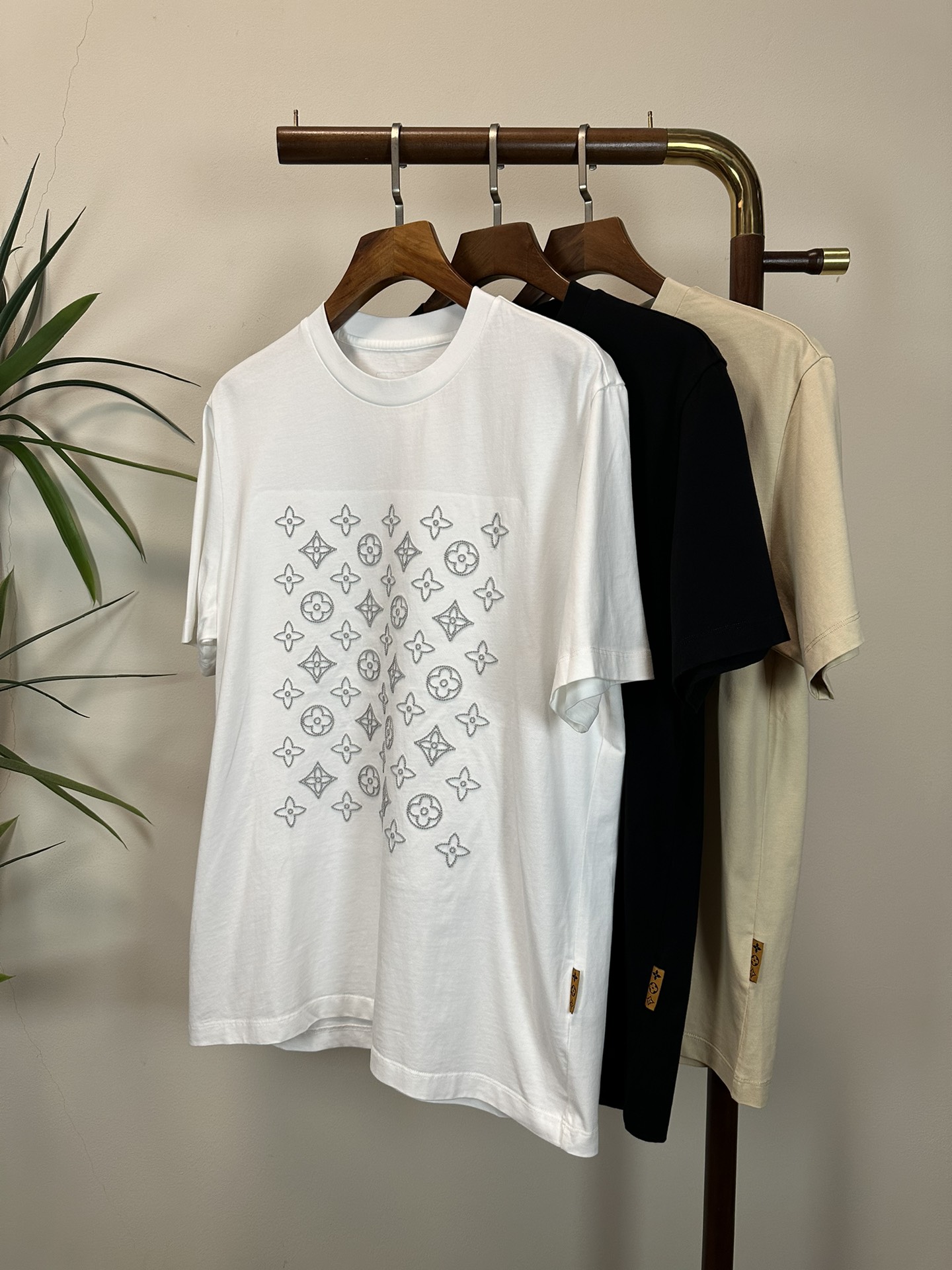 NO:426611,LV Louis Vuitton 2025 new round neck short-sleeved T-shirt high-end version!  Customized fabrics for counters are breathable and comfortable, with impeccable details, and the brand element design concept reflects high quality. The feel is delicate and soft!  It is casually cut, with a great upper body style!  Code number M-5XL, louis vuitton,louis vuitton,t-shirt,tees,t-shirt,alexander wang19860909LV 路易威登 2025新款 圆领 短袖 T恤 高端版本！专柜定制面料 透气舒适度高,细节无可挑剔,品牌元素设计理念,体现高品质.手感细腻柔软！呈现休闲裁剪,上身版型超赞！ 码数M-5XL,,louis vuitton,louis vuitton,T-shirt,tees，t-shirt,alexander wang,Men's clothing