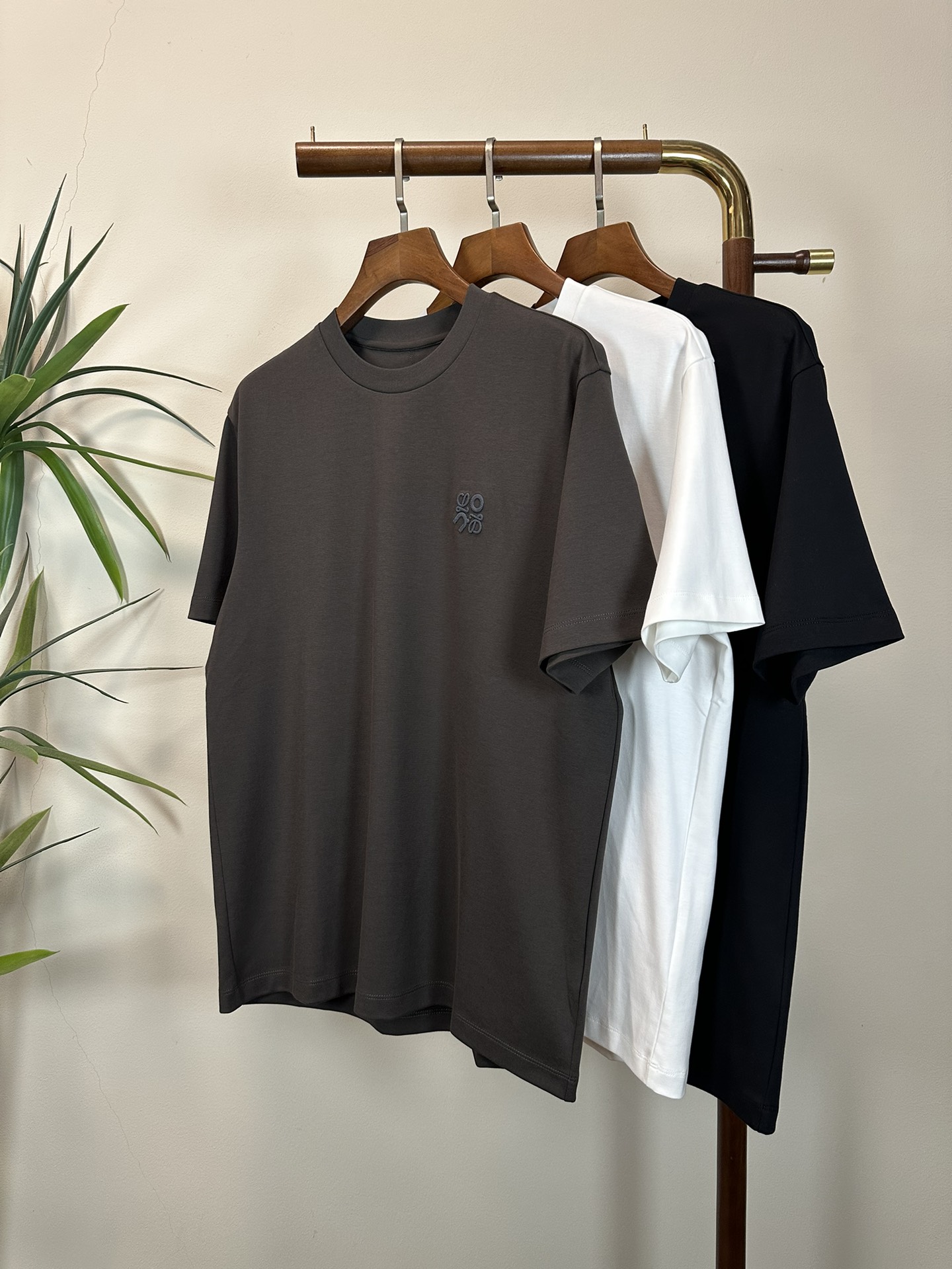 NO:426616,LOE Luo Yiwei 2025 new round neck short-sleeved T-shirt high-end version!  Customized fabrics for counters are breathable and comfortable, with impeccable details, and the brand element design concept reflects high quality. The feel is delicate and soft!  It is casually cut, with a great upper body style!  Code number M-5XL, loewe, loewe, T-shirt,tees, t-shirt,alexander wang19860909LOE 罗意威 2025新款 圆领 短袖 T恤 高端版本！专柜定制面料 透气舒适度高,细节无可挑剔,品牌元素设计理念,体现高品质.手感细腻柔软！呈现休闲裁剪,上身版型超赞！ 码数M-5XL,,loewe,loewe,T-shirt,tees，t-shirt,alexander wang,Men's clothing