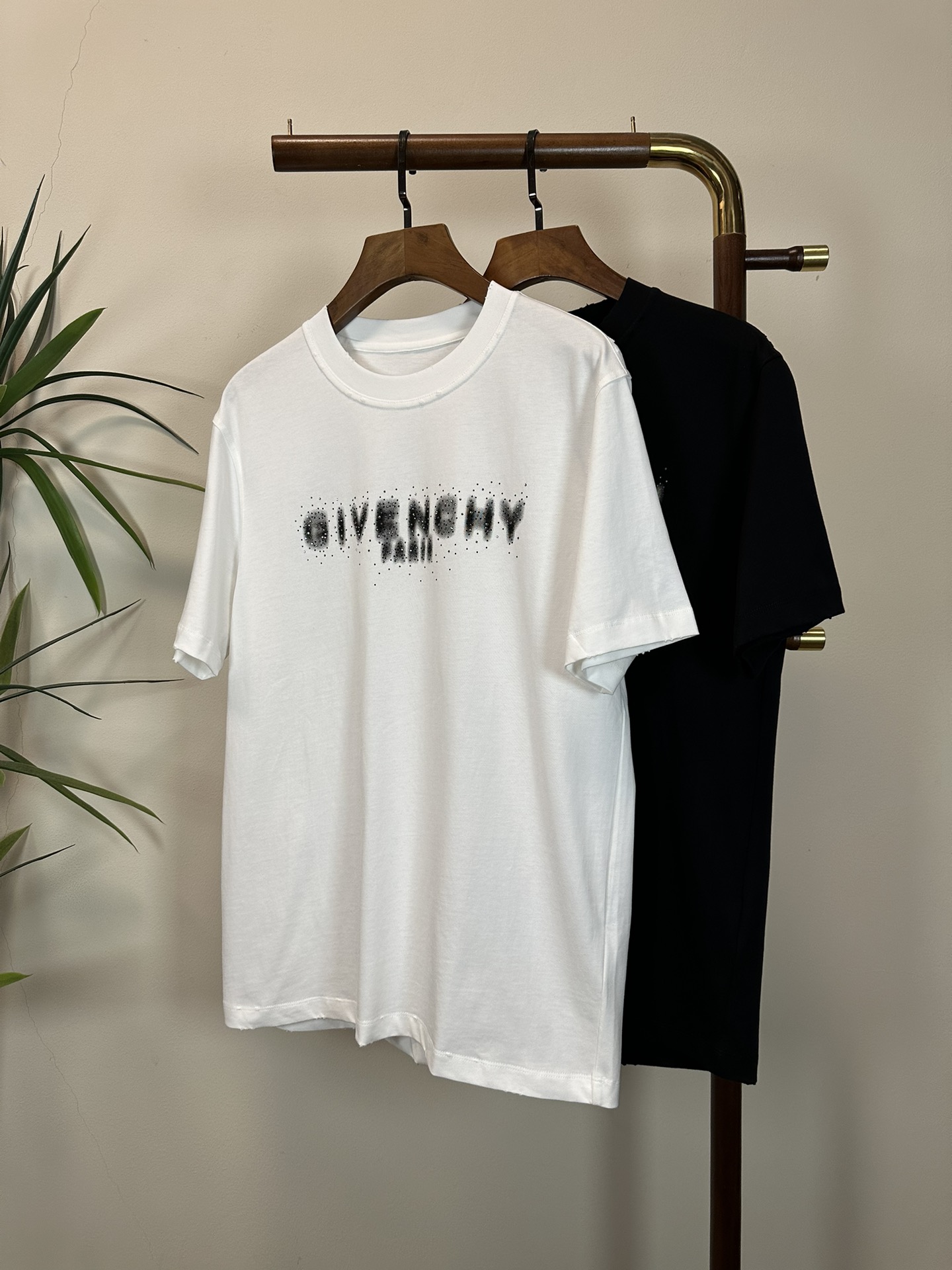 NO:426621,GVC 2025 new round neck short-sleeved T-shirt high-end version!  Customized fabrics for counters are breathable and comfortable, with impeccable details, and the brand element design concept reflects high quality. The feel is delicate and soft!  It is casually cut, with a great upper body style!  Code number M-5XL, T-shirt,tees,t-shirt,alexander wang19860909GVC 2025新款 圆领 短袖 T恤 高端版本！专柜定制面料 透气舒适度高,细节无可挑剔,品牌元素设计理念,体现高品质.手感细腻柔软！呈现休闲裁剪,上身版型超赞！ 码数M-5XL,,T-shirt,tees，t-shirt,alexander wang,Men's clothing