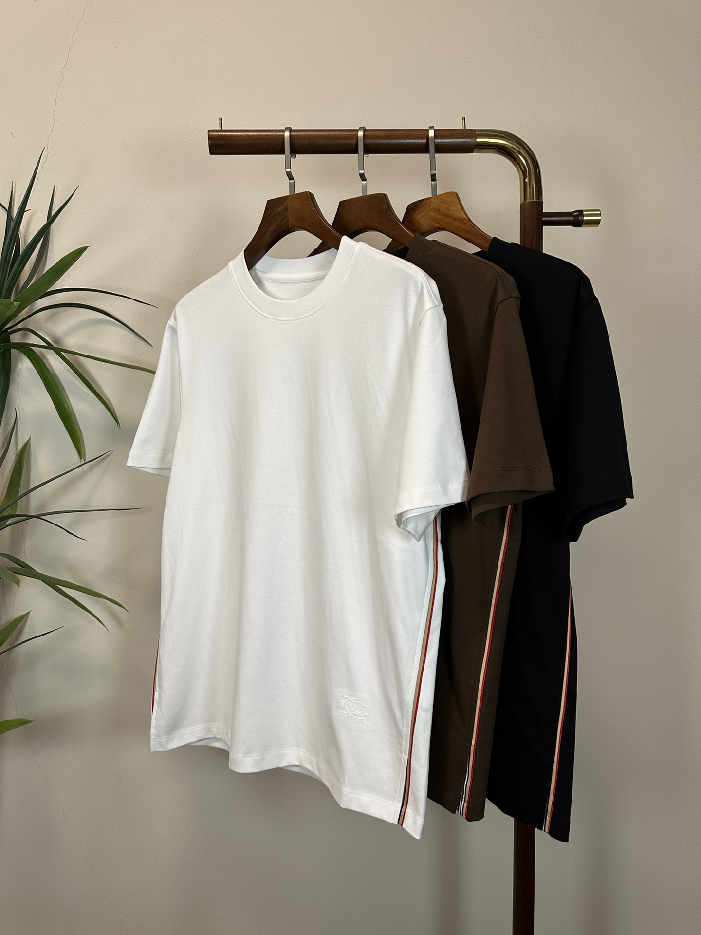 NO:426626,BBR Burberry 2025 new round neck short-sleeved T-shirt high-end version!  Customized fabrics for counters are breathable and comfortable, with impeccable details, and the brand element design concept reflects high quality. The feel is delicate and soft!  It is casually cut, with a great upper body style!  Code number M-5XL, burberry, T-shirt,tees, t-shirt,alexander wang19860909BBR 巴宝莉 2025新款 圆领 短袖 T恤 高端版本！专柜定制面料 透气舒适度高,细节无可挑剔,品牌元素设计理念,体现高品质.手感细腻柔软！呈现休闲裁剪,上身版型超赞！ 码数M-5XL,,burberry,T-shirt,tees，t-shirt,alexander wang,Men's clothing