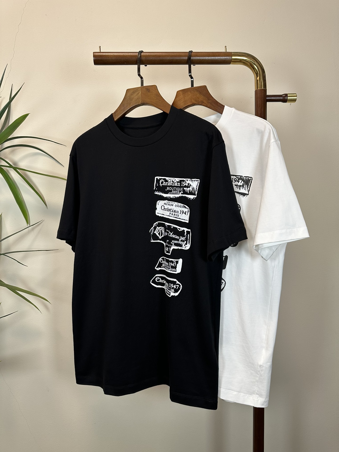 NO:426630,DIOR 2025 new round neck short-sleeved T-shirt high-end version!  Customized fabrics for counters are breathable and comfortable, with impeccable details, and the brand element design concept reflects high quality. The feel is delicate and soft!  It is casually cut, with a great upper body style!  Code number M-5XL, dior,dior,T-shirt,tees,t-shirt,alexander wang19860909DIOR 迪奥 2025新款 圆领 短袖 T恤 高端版本！专柜定制面料 透气舒适度高,细节无可挑剔,品牌元素设计理念,体现高品质.手感细腻柔软！呈现休闲裁剪,上身版型超赞！ 码数M-5XL,,dior,dior,T-shirt,tees，t-shirt,alexander wang,Men's clothing