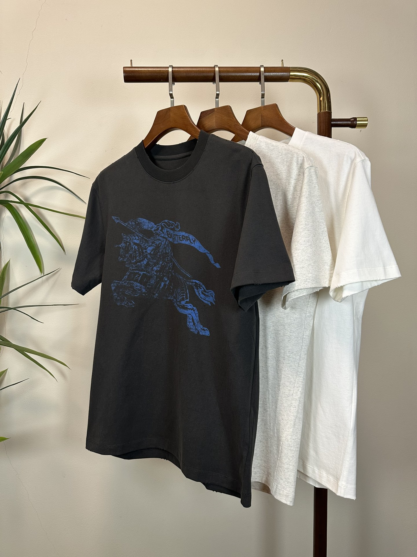 NO:426583,BBR Burberry 2025 new round neck short-sleeved T-shirt high-end version!  Customized fabrics for counters are breathable and comfortable, with impeccable details, and the brand element design concept reflects high quality. The feel is delicate and soft!  It is casually cut, with a great upper body style!  Code number M-5XL, burberry, T-shirt,tees, t-shirt,alexander wang19860909BBR 巴宝莉 2025新款 圆领 短袖 T恤 高端版本！专柜定制面料 透气舒适度高,细节无可挑剔,品牌元素设计理念,体现高品质.手感细腻柔软！呈现休闲裁剪,上身版型超赞！ 码数M-5XL,,burberry,T-shirt,tees，t-shirt,alexander wang,Men's clothing