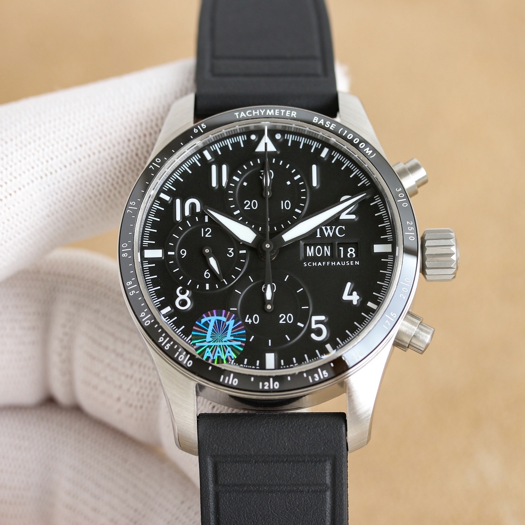 NO:338375,White, gold and black TW new model exclusively developed, IWC pilot series!  The latest version of the original model is opened in the market, and the excellence is kept. ① The watch uses a new model opened in 316 stainless steel, with a size of 41mm and a bandwidth of 20MM. ② In addition to having an extremely eye-catching speed measurement ceramic ring port, these two flying meters have high performance. In order to further strengthen their dynamic racing genes, not only the scale and Arabic numeral hour markers have changed from the printing form of conventional flying meters to the same inlay style as the Dafei G63, but all the time markers, pointer frames and dials use bright black decorations that perfectly echo the shiny speed measurement ring. The addition of bright black is very obvious to make the high performance of the flying meters look more refined and advanced. In addition, the three small dials not only divide the digital area and scale, but the scale rings on the outer side also specifically increase the slope, creating a sinking feeling, thus further enhancing the exquisiteness and layering of the entire watch. ③ The movement uses Asia's bottom to replicate Wanguo's 69385 automatic winding!  The movement. The panel is polished finely and has a full three-dimensional feeling!  The case is polished by Swiss technology and then hand-drawn sand, which is full of texture. The screw-in ceramic crown and double-sided anti-reflective convex sapphire glass mirror are very thorough and can withstand sudden drops of air pressure. ④ The dial design continues the pilot's classic cockpit instrument style. The dial color has been compared and adjusted hundreds of times with the authentic ones, and it is infinitely close to the authentic ones. ⑤ The strap uses the original Frug rubber strap and the Wanguo Quick Change System (EasX-CHANGE), allowing you to change the strap without tools (steel belt and tape are switched freely). The steel strap can be removed manually!  After spending huge amounts of money to dismantle the original, its structure and details are copied one by one. It ensures the restoration of the watch. ⑥ Restores the official dial one by one, using super luminous technology., chanel, iwc19860909白 金黑 TW新款独家研发,万国 IWC 飞行员系列！ 市场最新版本原版开模,精益求精. ①腕表采用316精钢全新开模,尺寸为41mm表带宽度为20MM. ②除了拥有极为醒目的测速陶瓷圈口,这两款飞计高性能为了进一步强化其动感的赛车基因,不仅刻度与阿拉伯数字时标由常规飞计的印刷形式,变为了和大飞G63相同的镶嵌式,并且所有时标、指针的边框和表盘都采用了与闪亮测速圈完美呼应的亮黑色装饰,亮黑色的加入非常明显的让飞计高性能看起来更加的精致和高级,另外,三个小表盘不仅将数字区域和刻度进行了分区,外围的刻度环还特别增加了坡度,营造出了下沉的感觉,从而进一步增强了整表的精致度和层次感. ③机芯采用Asia透底复刻万国的69385自动上链！ 机芯.面板打磨精细,立体感十足！表壳采用瑞士工艺打磨之后再手工拉沙,质感十足.旋入式的陶瓷表冠,双面防反光凸状蓝宝石玻璃表镜,非常透彻,可抵受骤降气压. ④表盘设计延续飞行员经典的驾驶舱仪表盘风格,表盘颜色经过上百次与正品对比调教,已经无限接近正品. ⑤表带采用原版弗橡胶表带搭配万国快速更换系统（EasX-CHANGE), 让你无需工具徒手即可更换表带（钢带和胶带自由切换）钢带都是手动可以快拆的！斥巨资拆解原装后其结构以及细节逐一复制.极高的保证了腕表的还原度. ⑥一比一还原官方表盘,采用超级夜光工艺技术.,,chanel,iwc,Watch