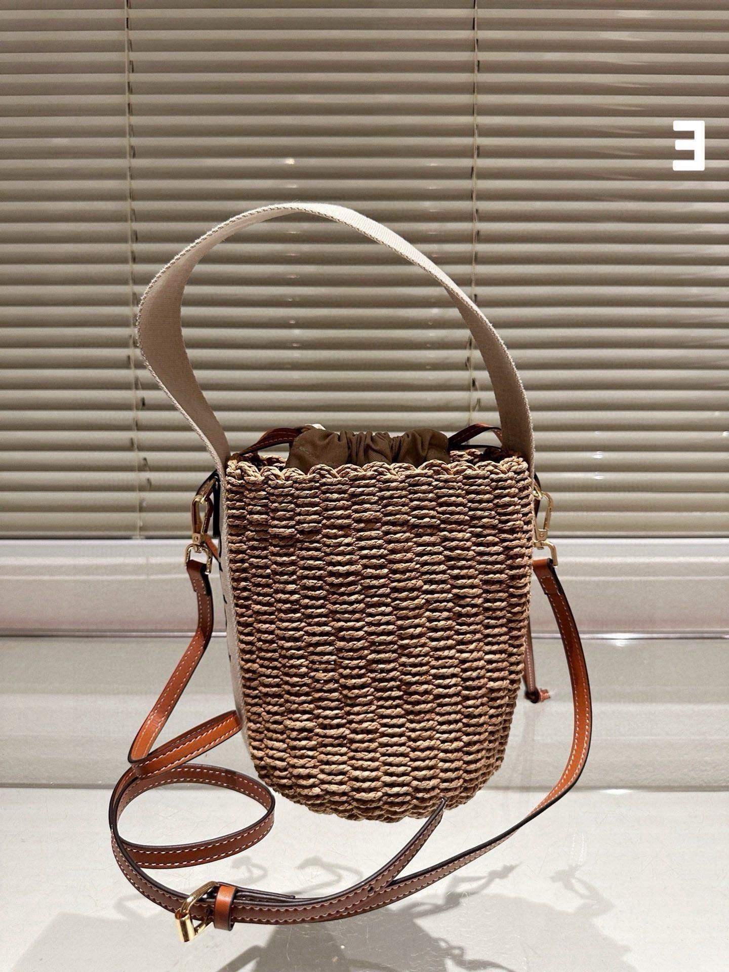 NO:349956,This new straw woven cabbage basket. The logo-printed handbag, leather shoulder strap and straw woven combination is really refreshing and fried, suitable for the beach. It is a summer bag. It is a bag that has never been a match with anyone so far. It has a large capacity and some girls make-up items. It is practical and full. It is praised by passers-by as the most beautiful one. It is the biggest compliment to it. The summer looks. Sisters. Size 15.20cm hat, straw hat, fisherman hat, baseball hat, hat, chloe, loewe, espadrilles, espadrilles, hatschloe这个新款草编包菜篮子 印logo的手提袋和皮肩带还有草编的组合真的好清爽炒适合海边,是属于夏天的包没错啦而且到目前为止没有跟任何人撞过包国 容量很大,还有一些女孩子补妆的东西,实用满分了,被路人夸好看是对它最大的赞美吧 夏天的样子 背起来吧 姐妹们 尺寸15.20cm帽子草帽渔夫帽棒球帽,帽子,chloe,loewe,espadrilles,espadrilles,hats,hat