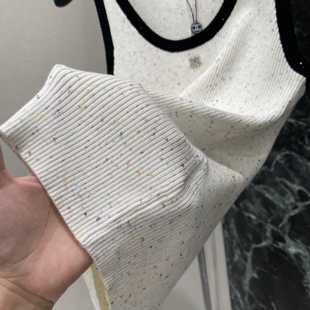 
小香 25早秋新款 撞色针织背心！通体穿插彩色织线 制造跳脱活泼感  胸前五金配件点缀 展示品牌调性 