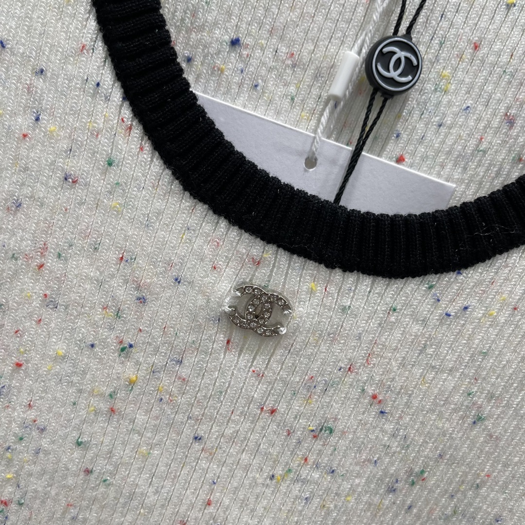 
小香 25早秋新款 撞色针织背心！通体穿插彩色织线 制造跳脱活泼感  胸前五金配件点缀 展示品牌调性 
