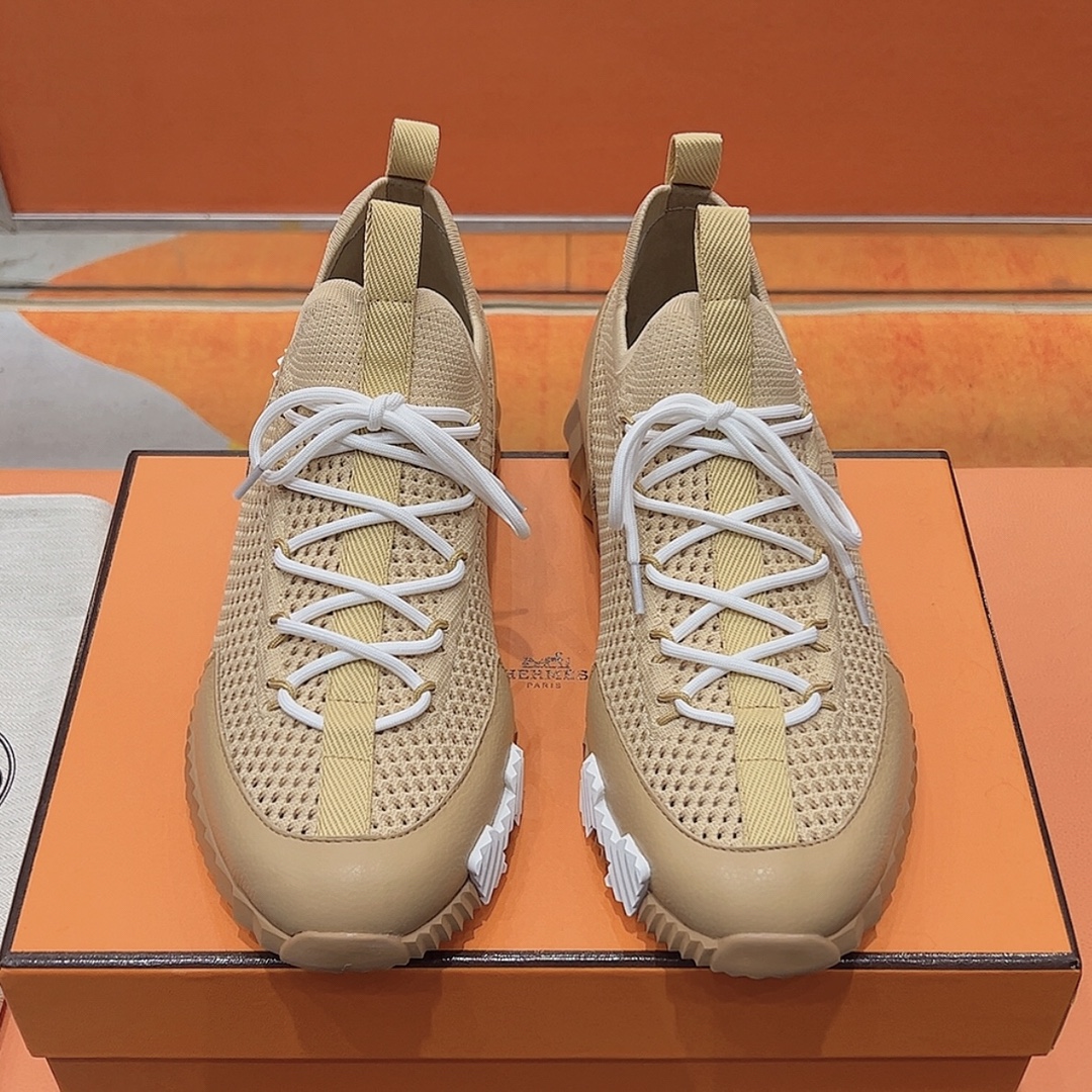 NO:411149,herme…s ss25new arrival~ Hot couples style for counters, the first choice for H home delivery!  It is a classic Hermes model and it will be released in many colors every season. It is definitely one of the most worth buying gifts. I have met a male and female goddess! Don’t miss it!  !  He is super light and comfortable. He is not tired after walking for a long time and is not expensive. There is also a small circle for assisting shoes behind. Top quality 35-44, can be customized 45 46. Men's model 20, casual shoes/sports shoes, hermes, hermes, sneakers19860909herme…s ss25new arrival～ 专柜大热情侣款,H家配货首选鞋履！ 是爱马仕经典款 每一季都会出很多颜色 绝对是最值得买的配货之一 有遇到的男神女神!真的不要错过！！ 他超轻、超舒适 走久不累、价格不贵 后面还有个辅助穿鞋的小圈 顶级精品 35-44,可定做45 46 男款20,休闲鞋/运动鞋,hermes,hermes,sneakers,Women's Shoes