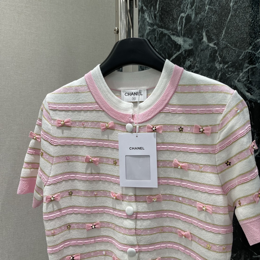 
小香 25早秋新款 圆领针织上衣 成衣添加了蝴蝶结和珠片装饰 俏皮又可爱 精致又大气 上身很显温柔 随