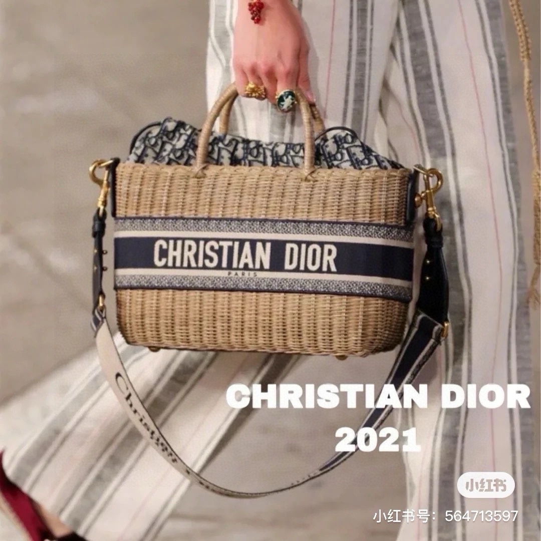 NO:349974,Dior straw weaving bag pure handmade straw weaving bag, summer style straw weaving bag, beach style, hat, straw hat, fisherman hat, baseball hat, hat, dior, espadrilles, espadrilles, hatsDior迪奥草编包 纯手工草包,夏日风情草编包,沙滩风情,帽子草帽渔夫帽棒球帽,帽子,dior,dior,espadrilles,espadrilles,hats,hat