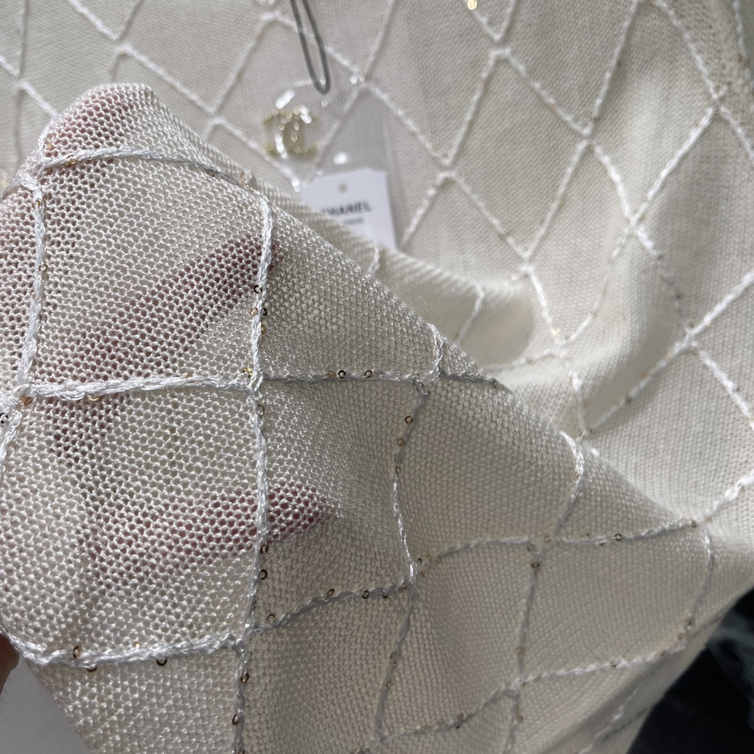 
小香 25早秋新款 立体菱格针织短袖 品相十足胸口以立体皮革链条捆边装饰配合菱格纹理满铺于全身层次丰富