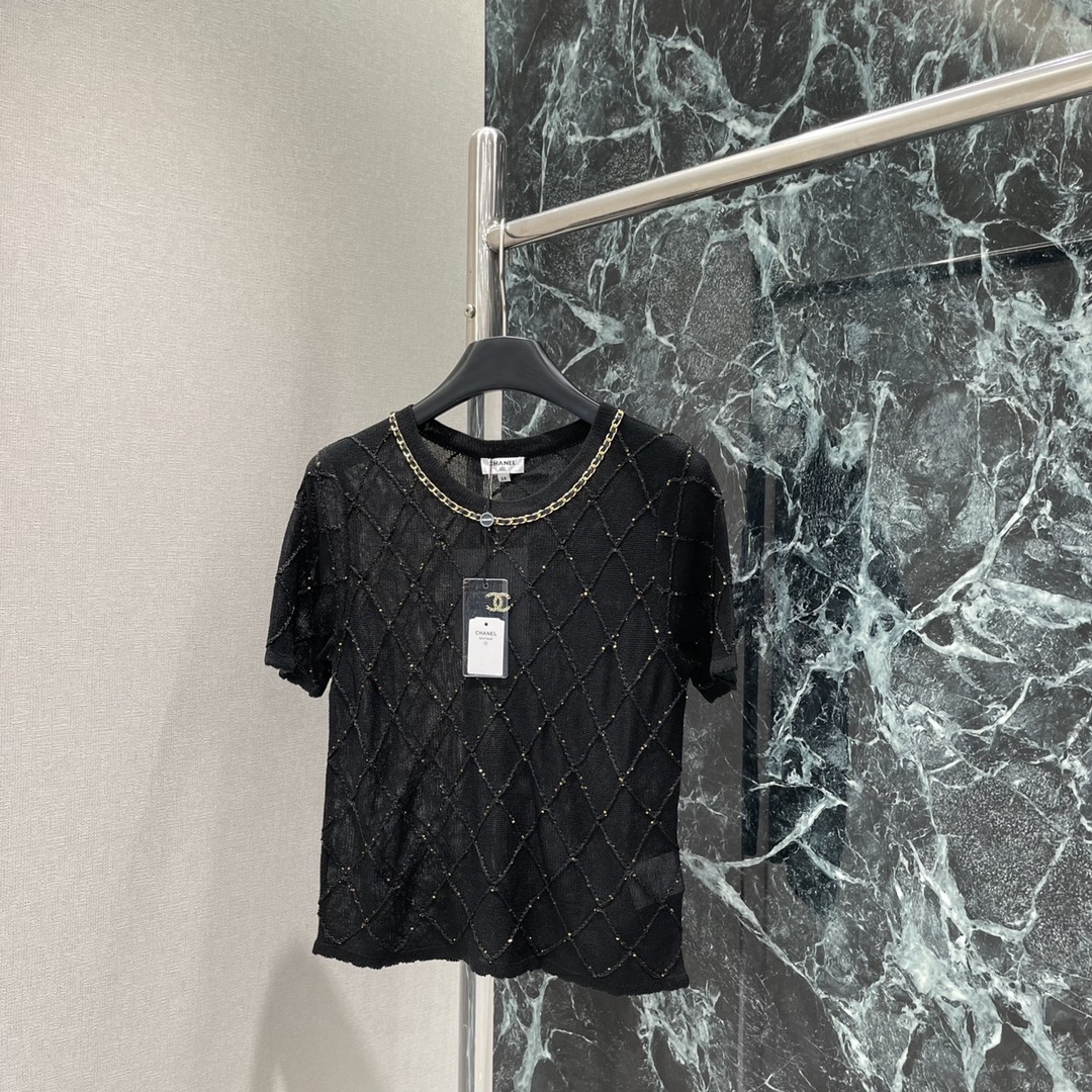 
小香 25早秋新款 立体菱格针织短袖 品相十足胸口以立体皮革链条捆边装饰配合菱格纹理满铺于全身层次丰富